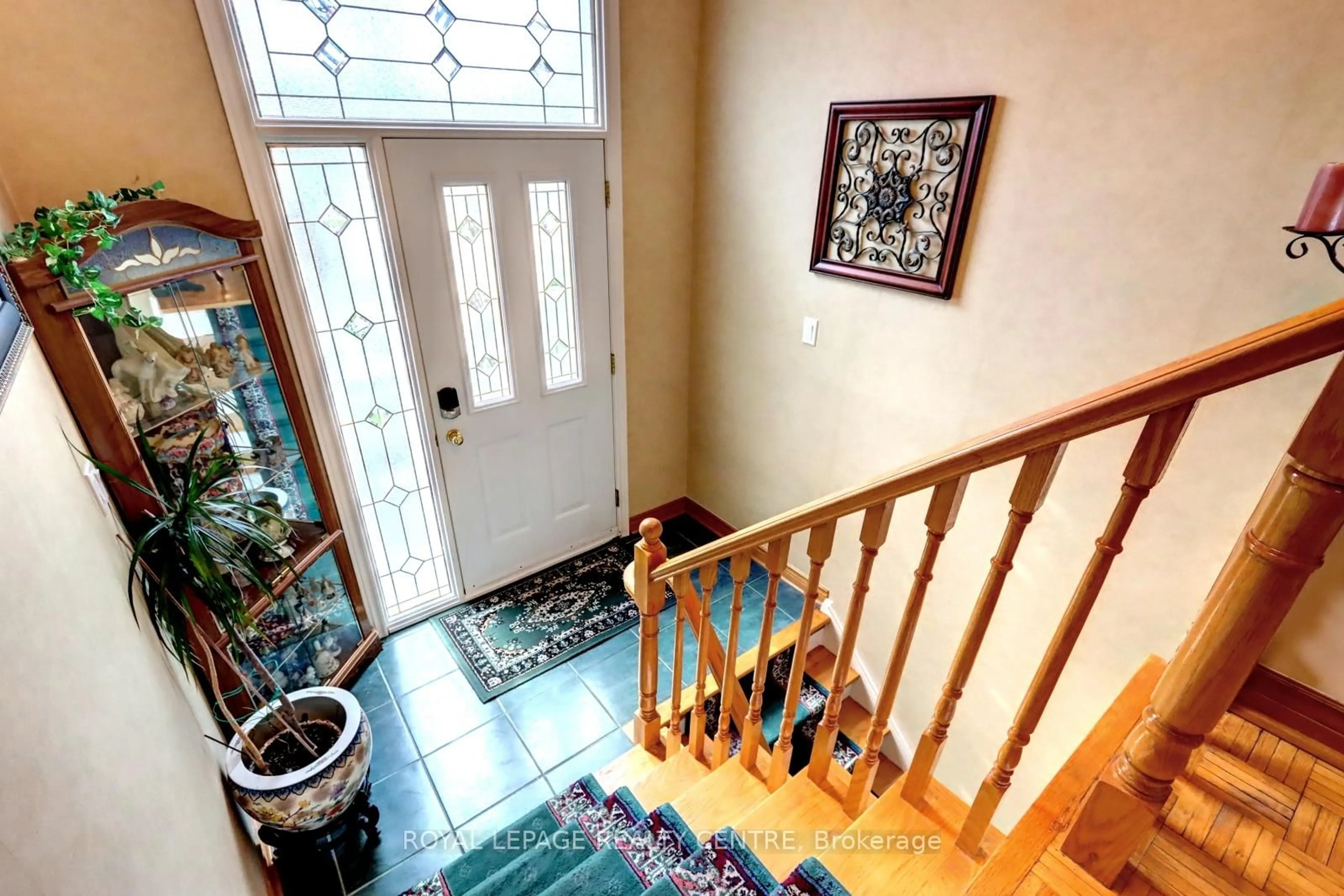 Indoor entryway for 901 Blairholm Ave, Mississauga Ontario L5C 1G5