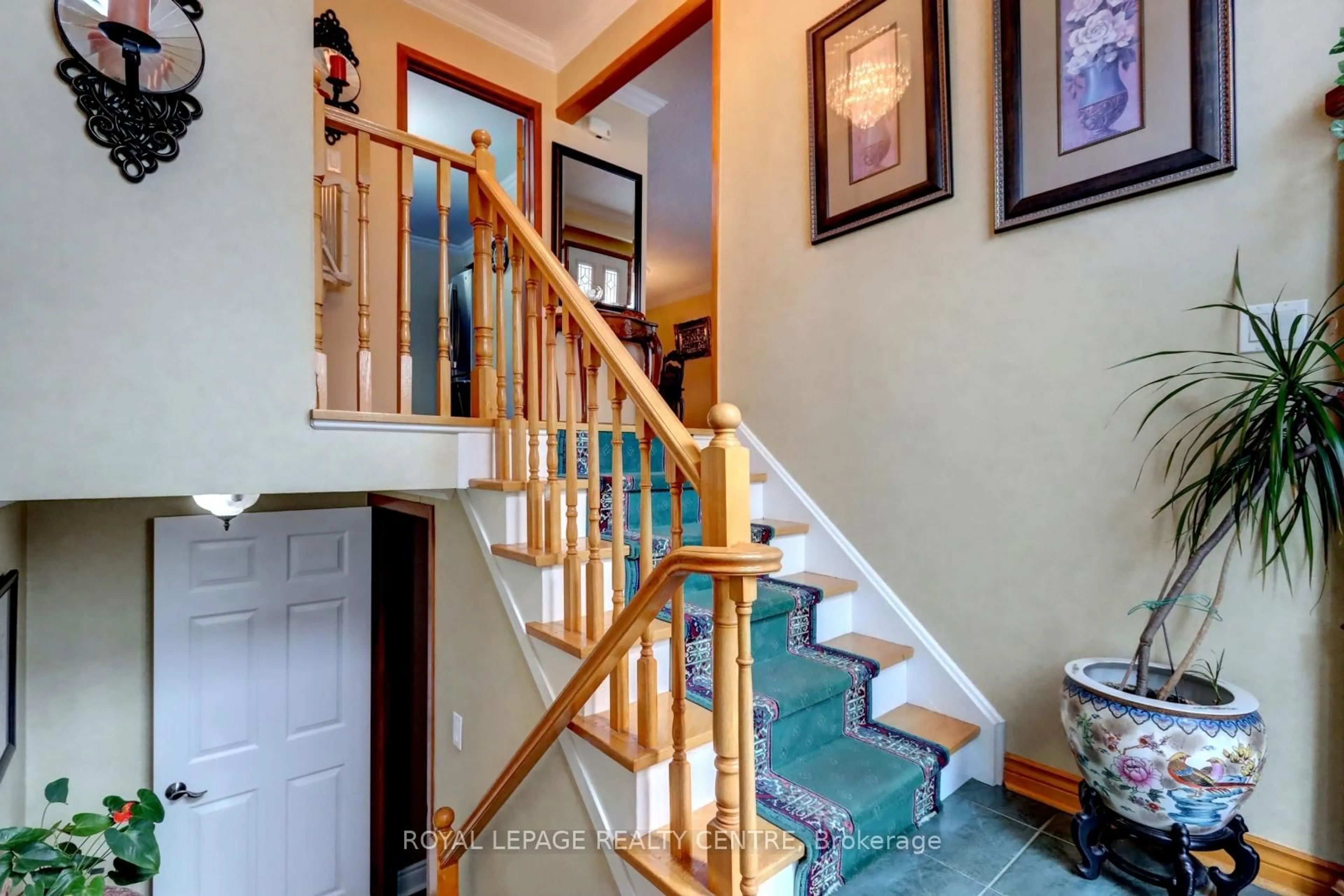 Stairs for 901 Blairholm Ave, Mississauga Ontario L5C 1G5
