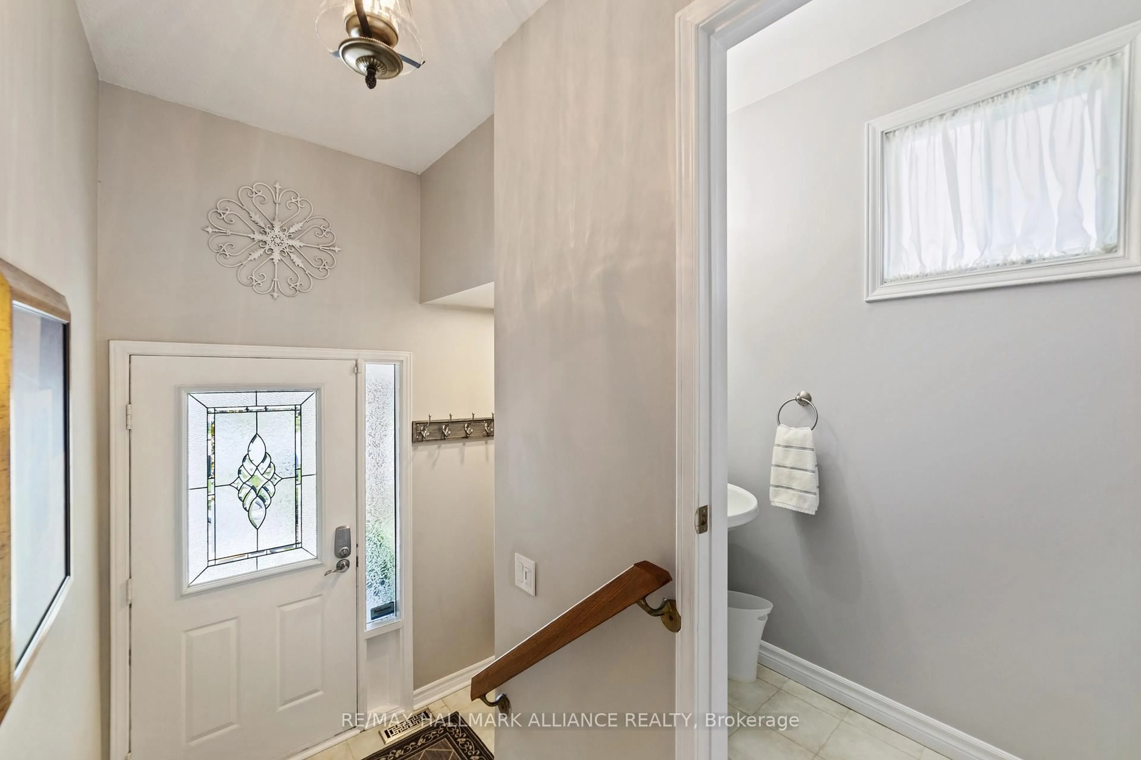 Indoor entryway for 48 Garden Ave, Brampton Ontario L6X 1M5