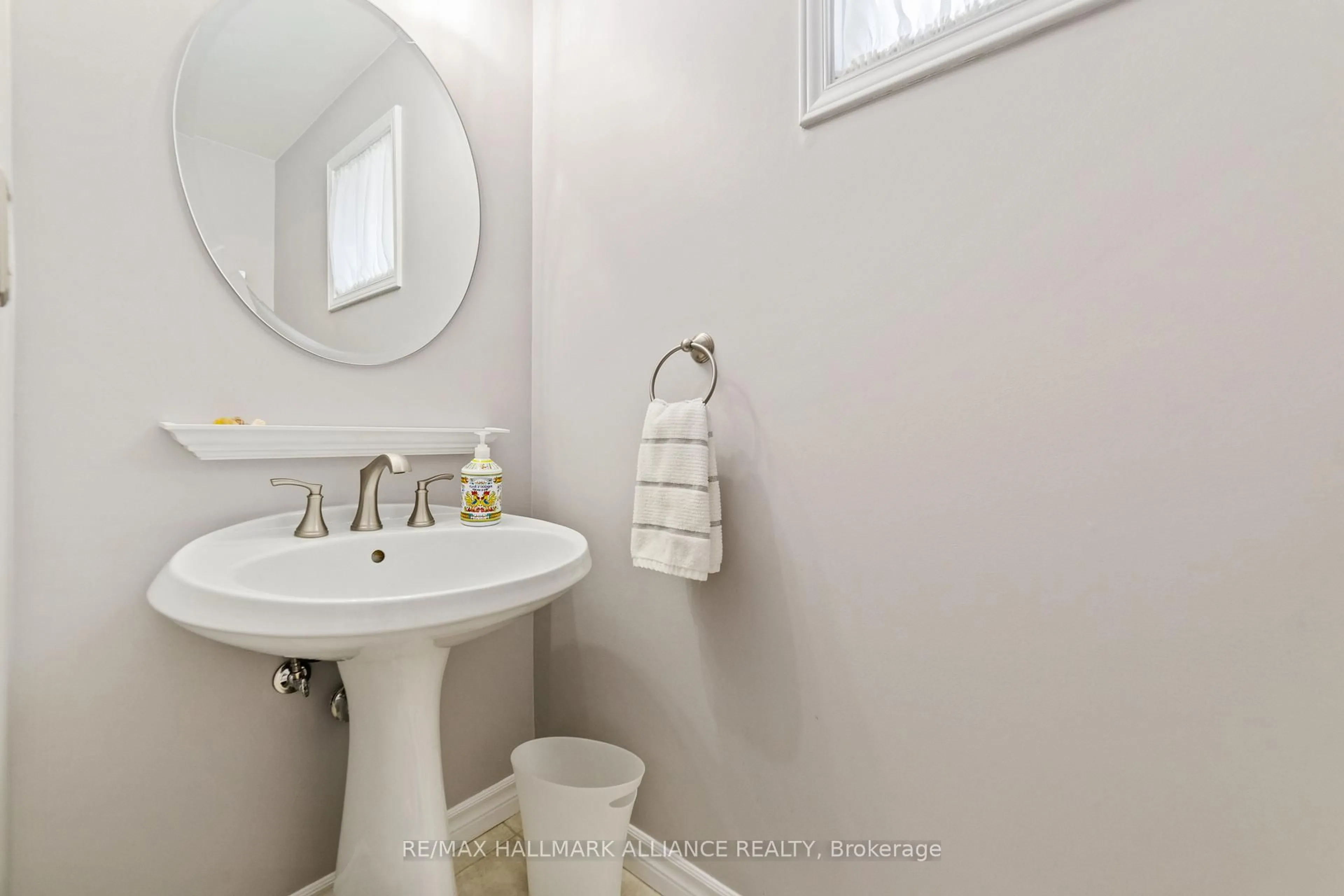 Standard bathroom, ceramic/tile floor for 48 Garden Ave, Brampton Ontario L6X 1M5