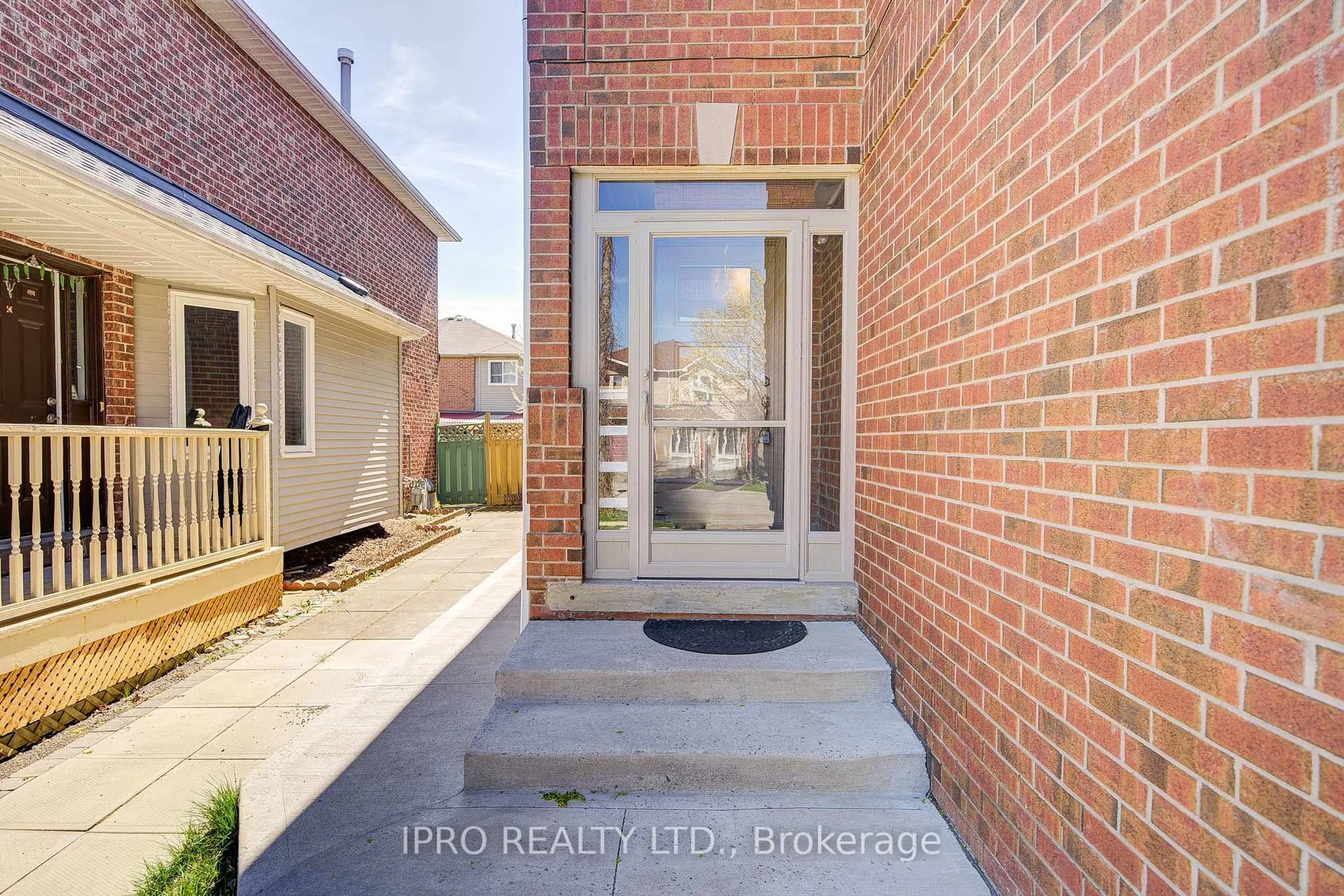 Home with brick exterior material, street for 5625 Whistler Cres, Mississauga Ontario L4Z 3R6