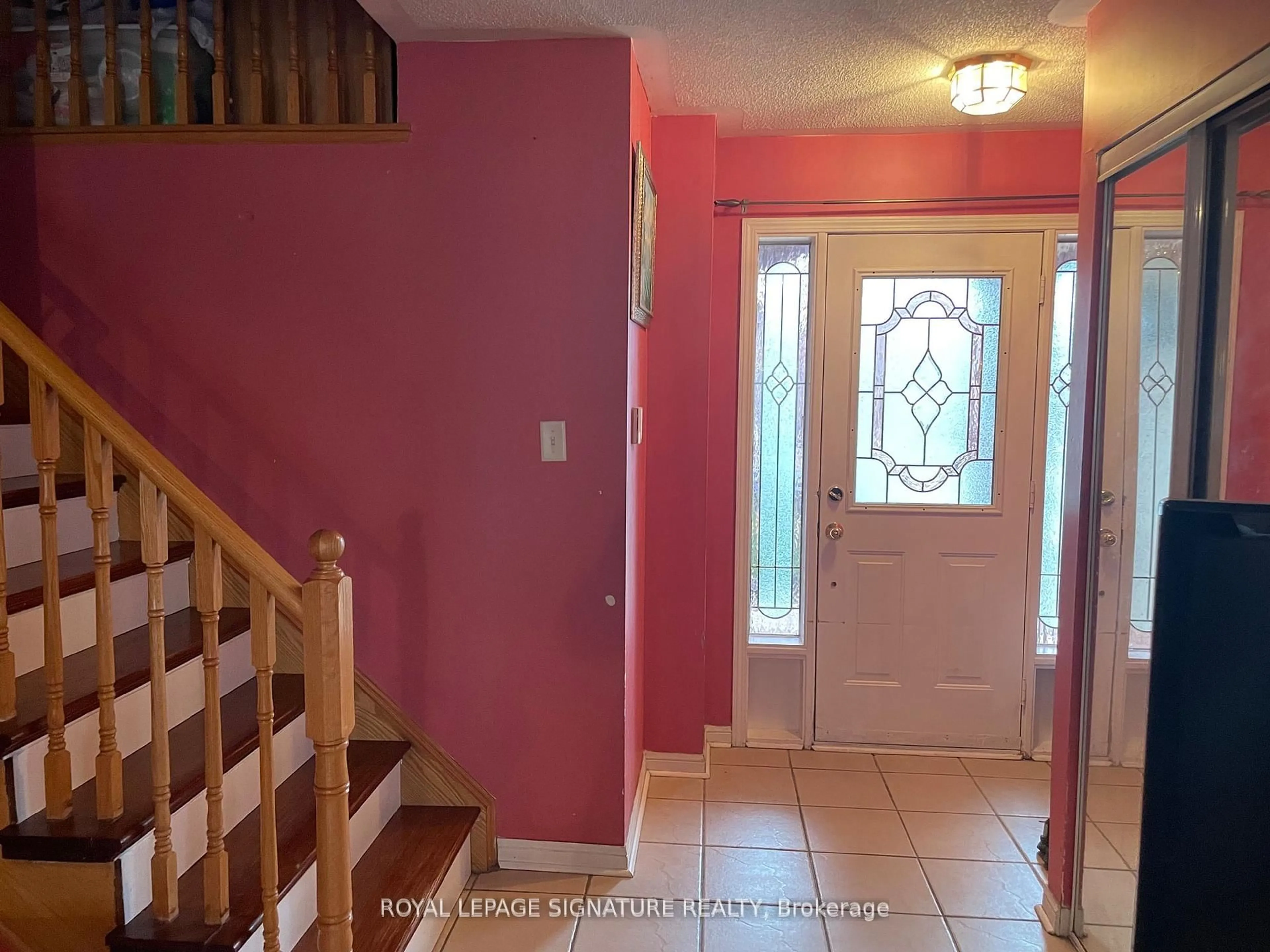 Indoor entryway for 1431 Spring Garden Crt, Mississauga Ontario L5N 8K6