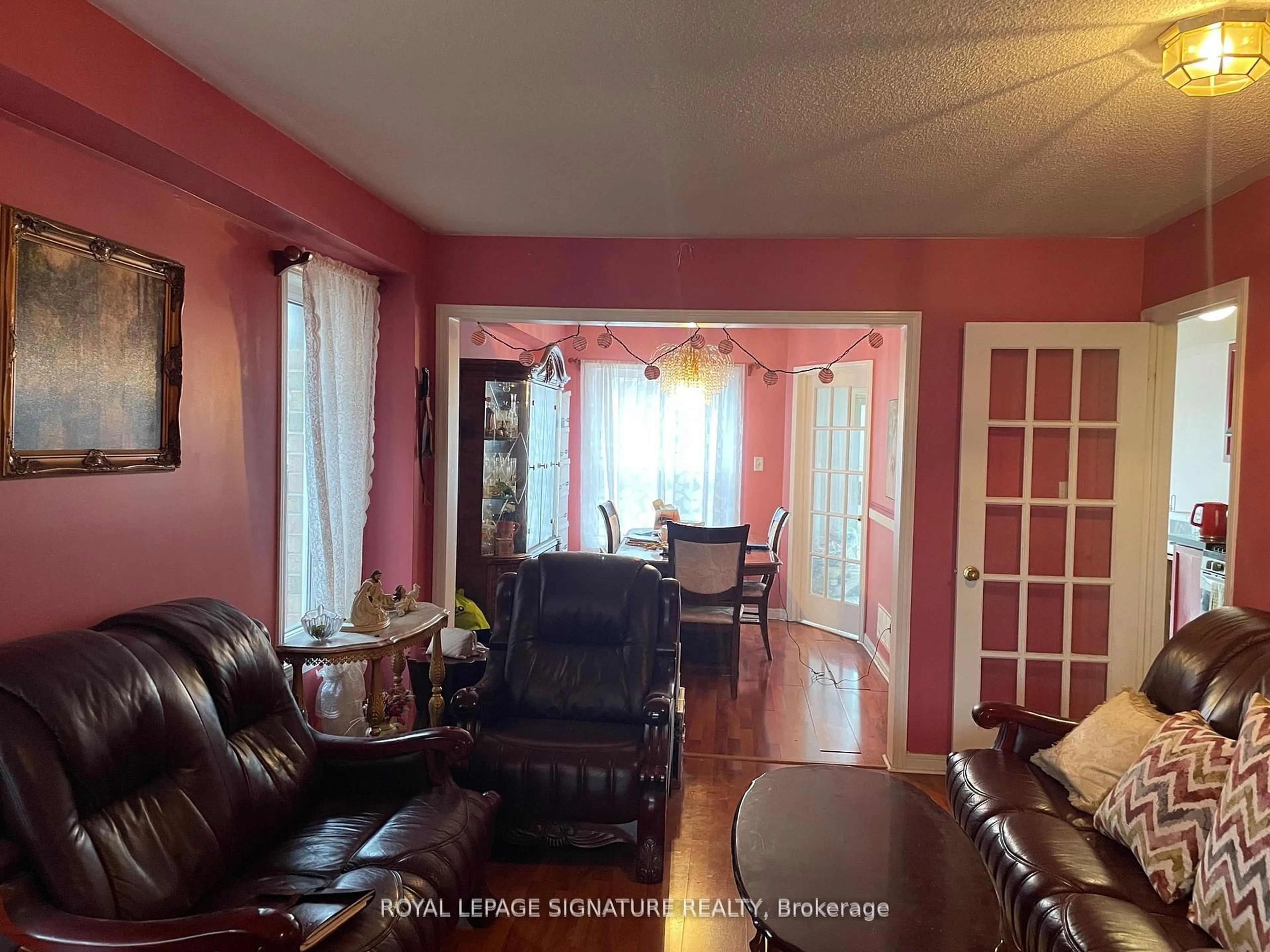 Living room with furniture, unknown for 1431 Spring Garden Crt, Mississauga Ontario L5N 8K6