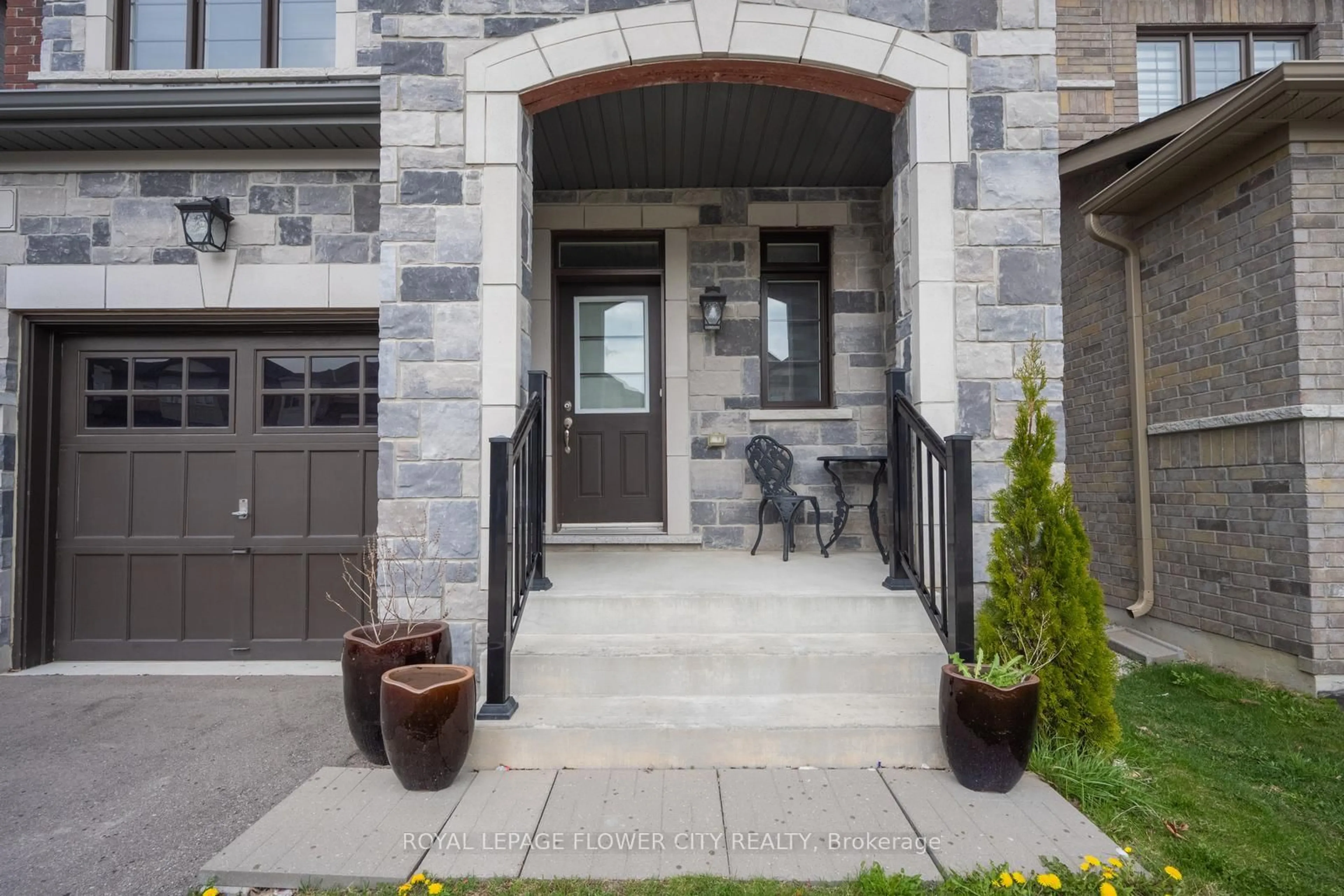 Indoor entryway for 6 PENLEA Gate, Brampton Ontario L6P 4M7