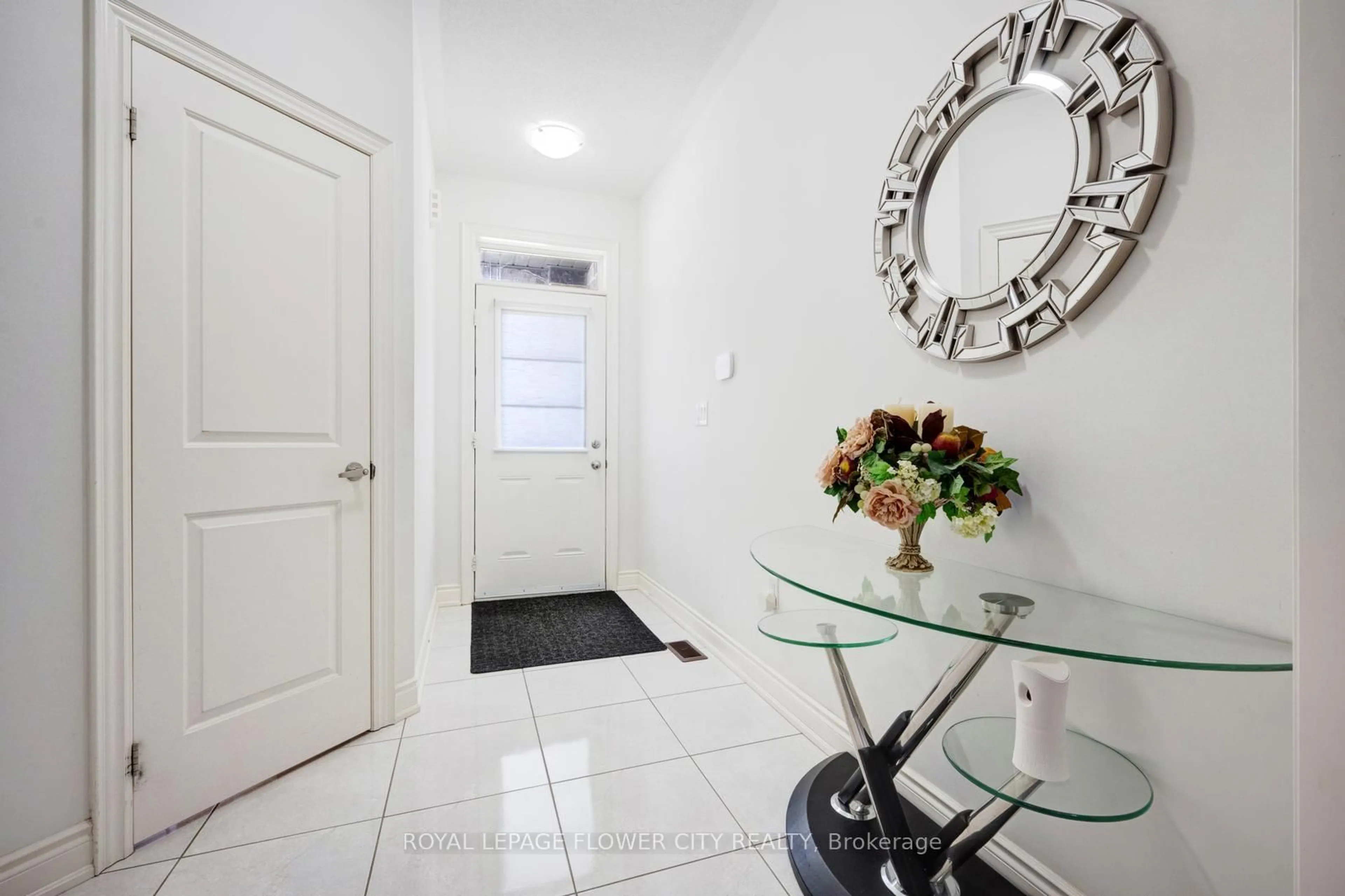 Indoor entryway for 6 PENLEA Gate, Brampton Ontario L6P 4M7