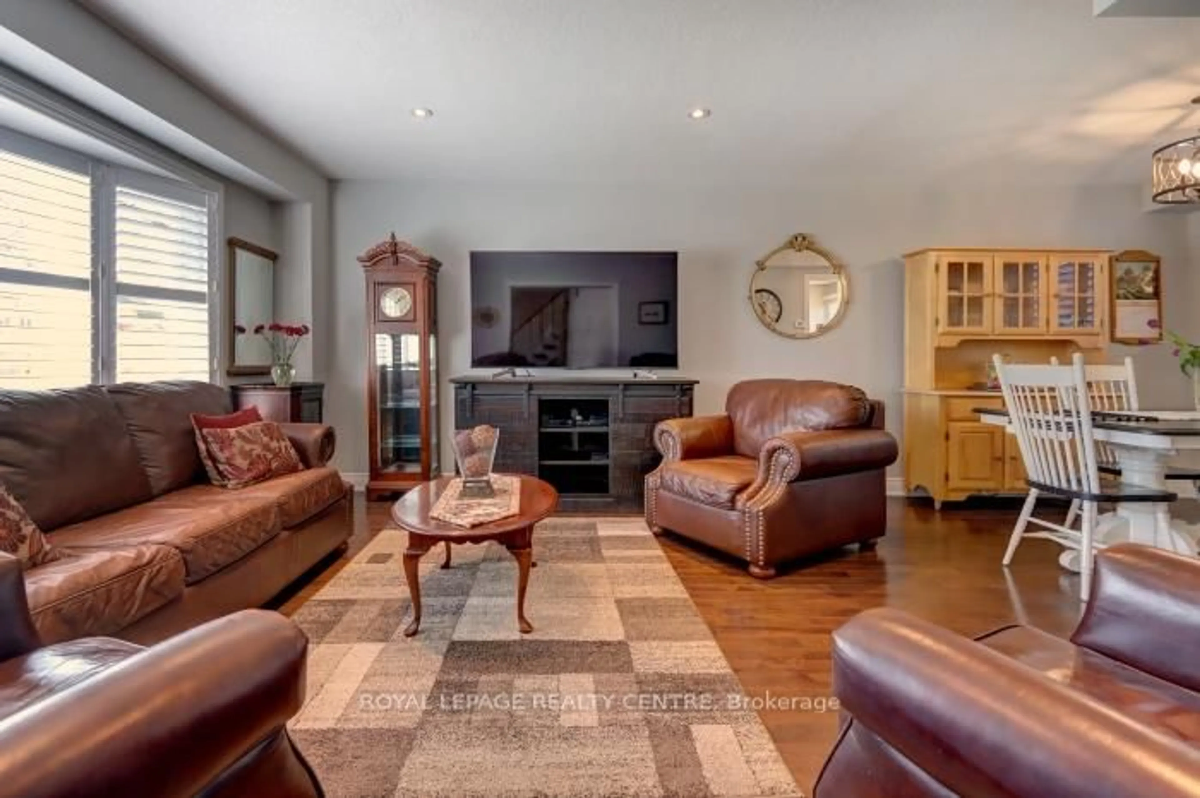 Living room with furniture, unknown for 906 Cabot Tr, Milton Ontario L9T 3Y4