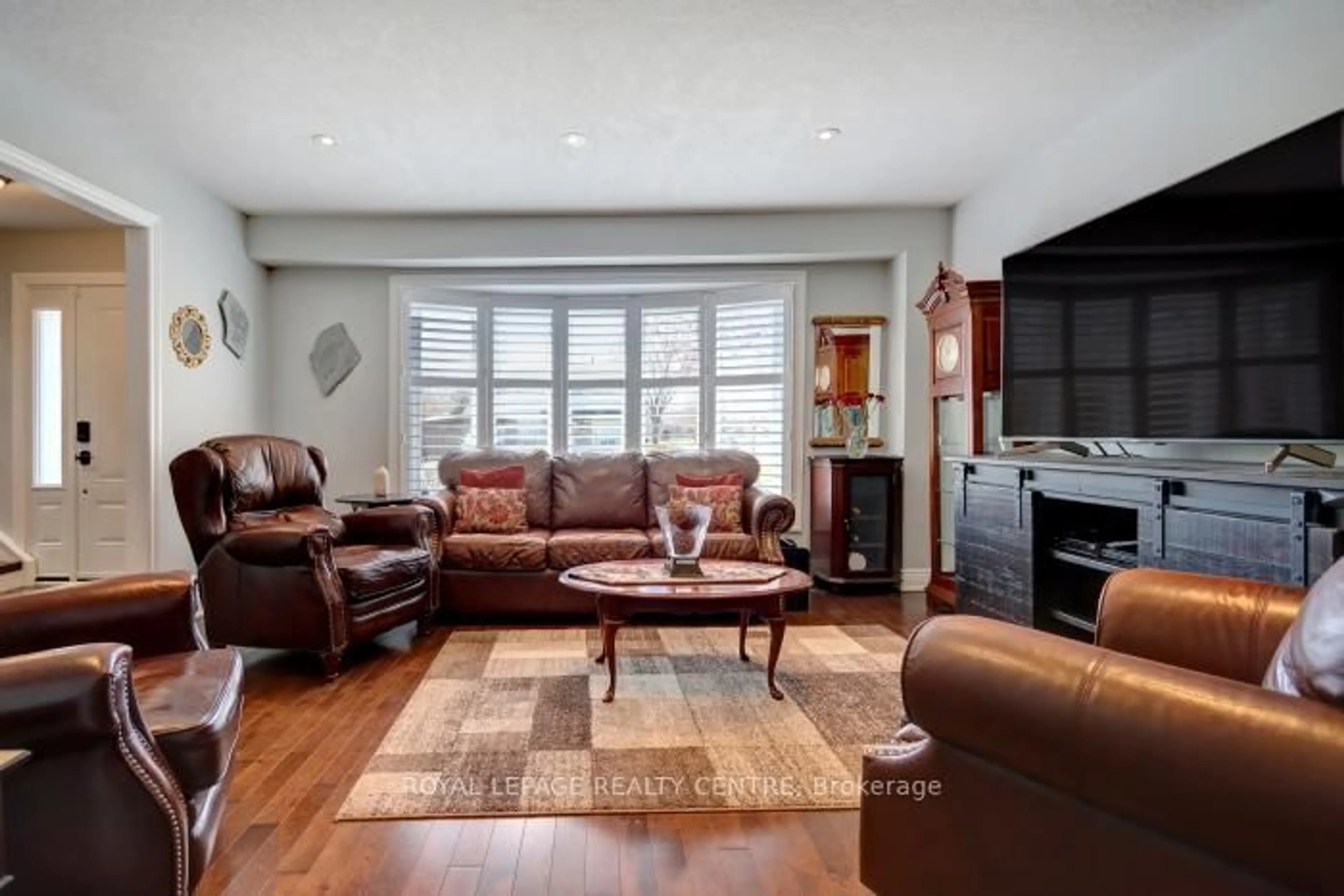 Living room with furniture, unknown for 906 Cabot Tr, Milton Ontario L9T 3Y4