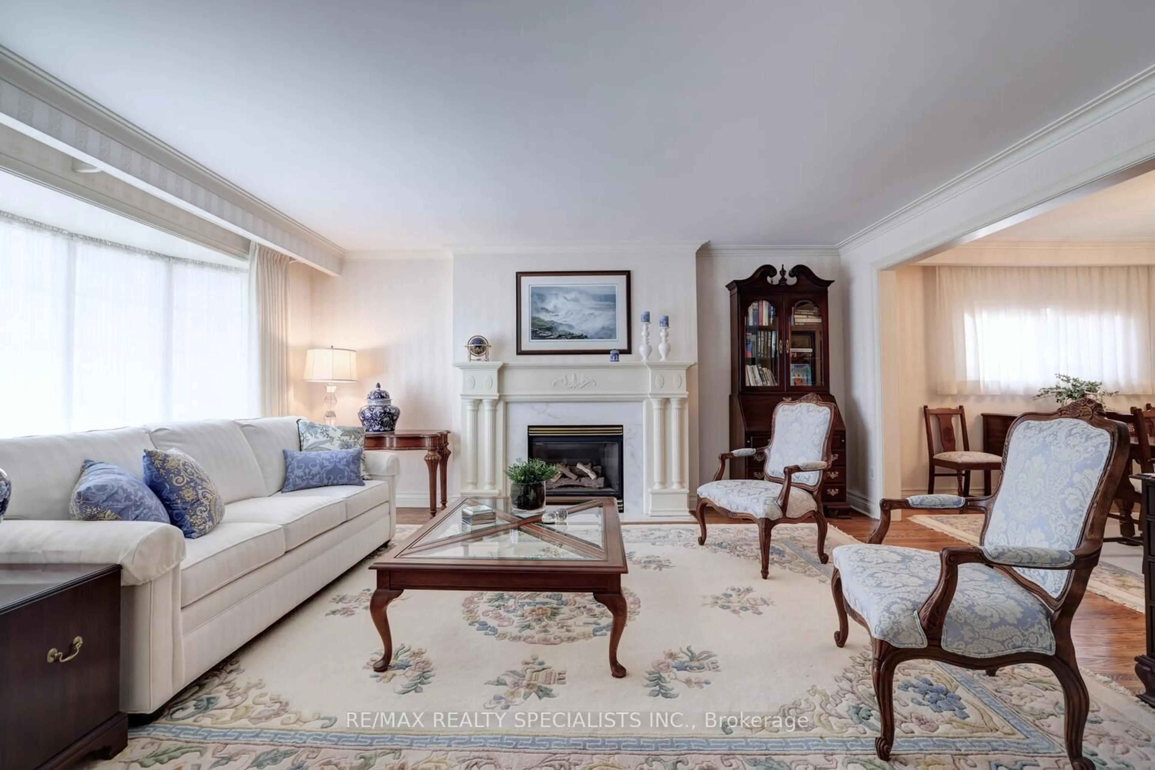 Living room with furniture, unknown for 3461 Lincove Terr, Mississauga Ontario L4Y 3N4