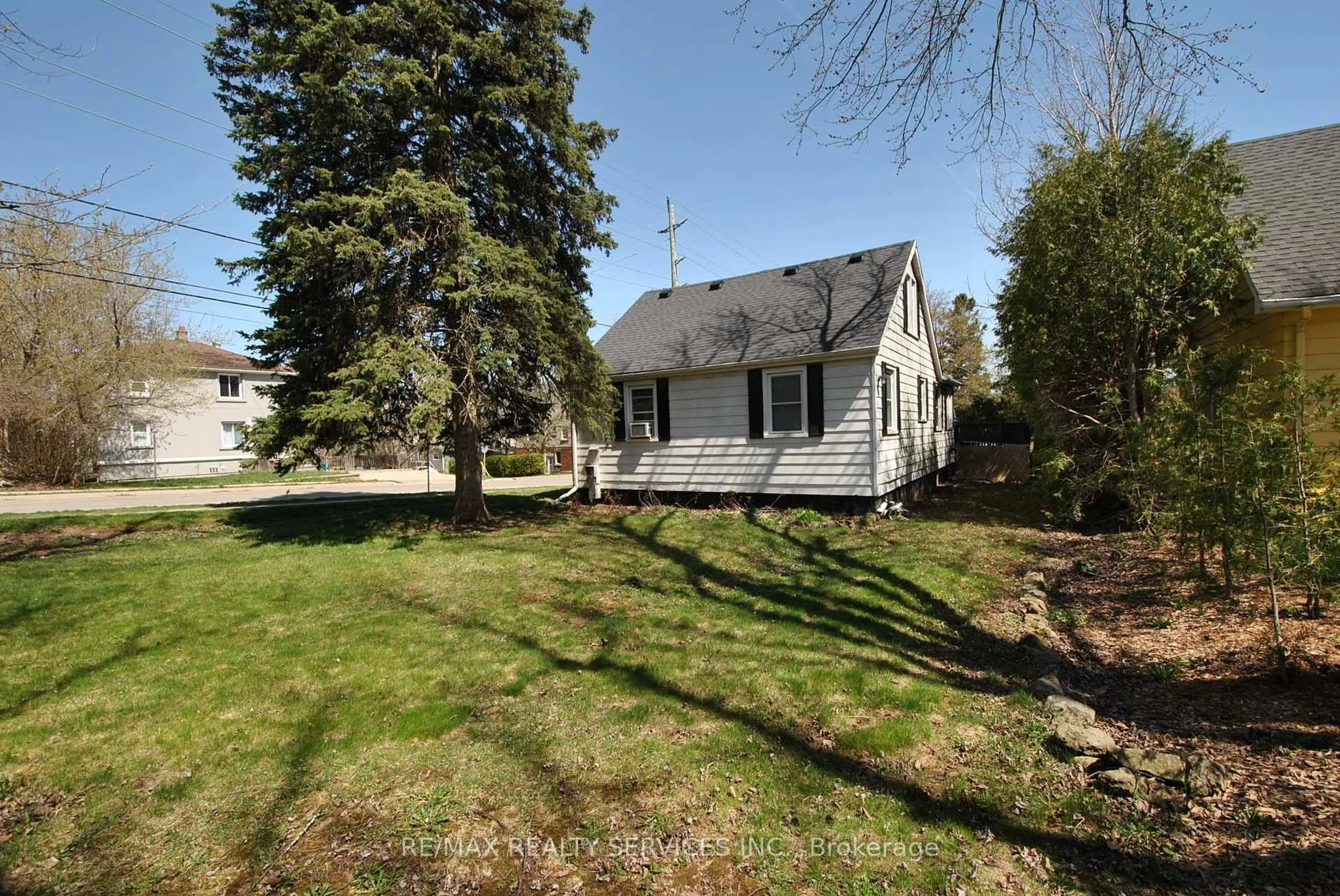 A pic from outside/outdoor area/front of a property/back of a property/a pic from drone, street for 21 Ewing St, Halton Hills Ontario L7G 2P8