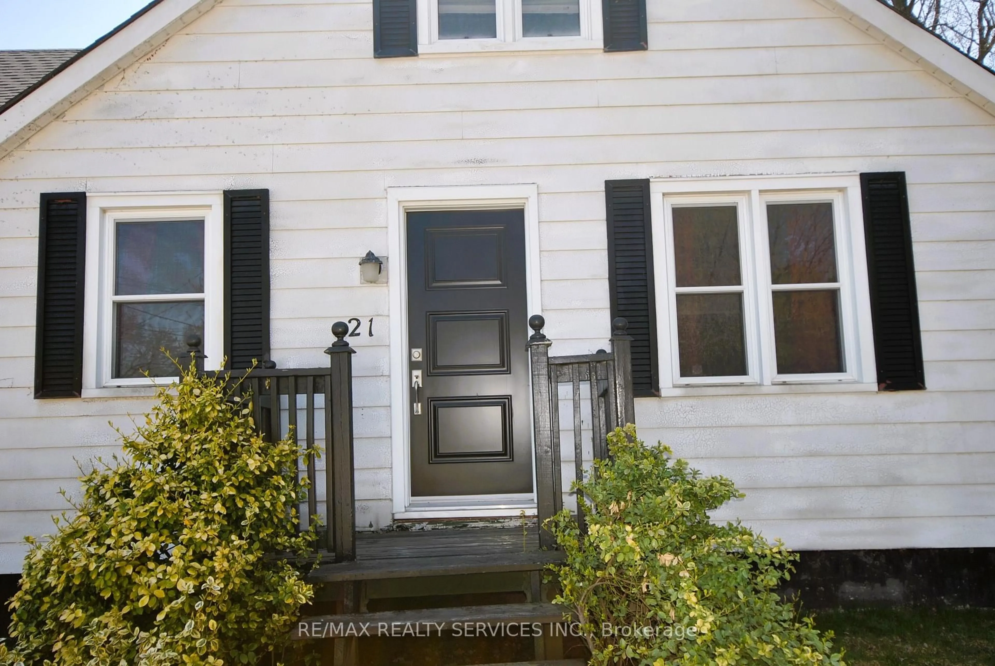 Indoor entryway for 21 Ewing St, Halton Hills Ontario L7G 2P8