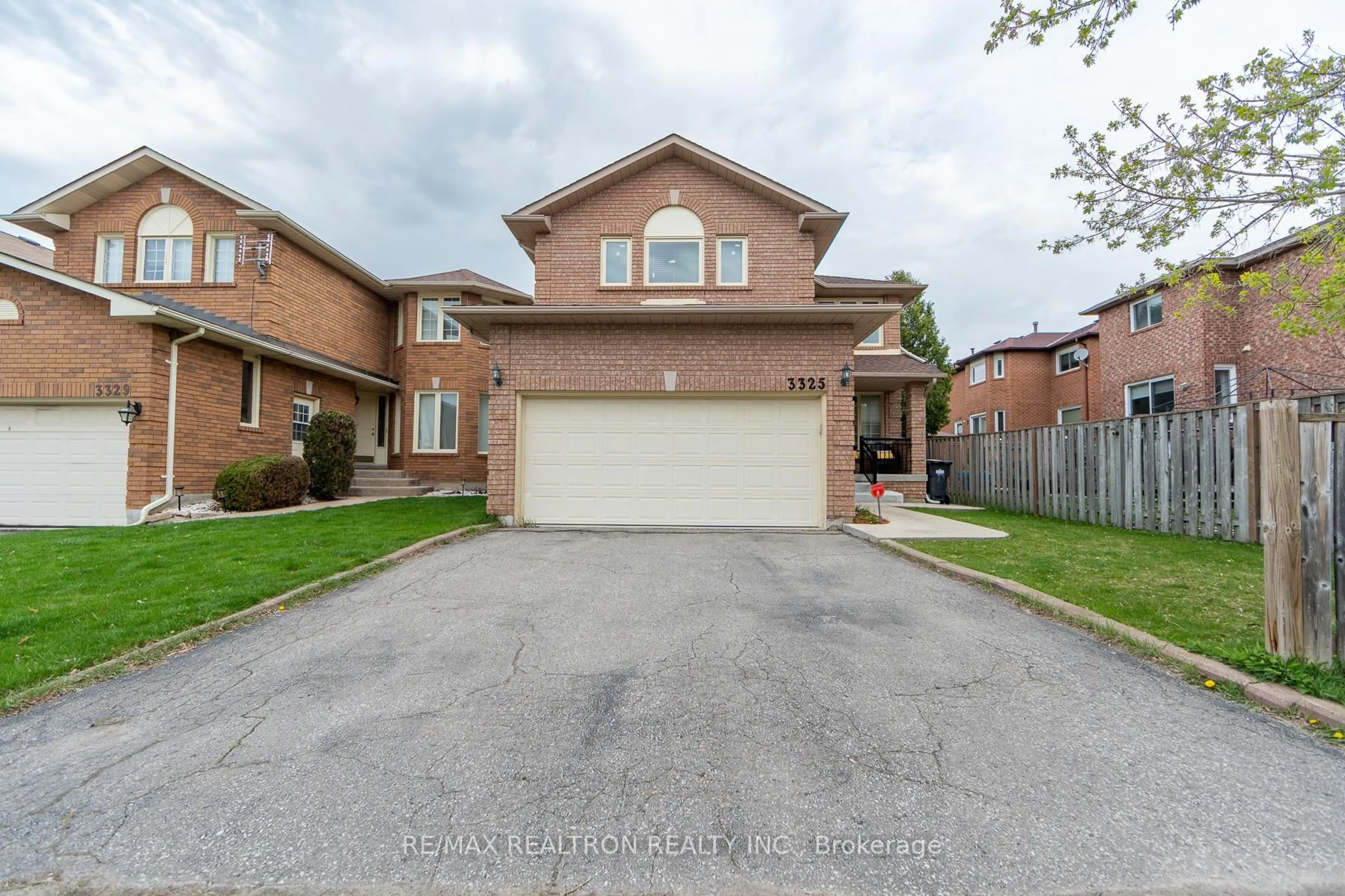 Home with brick exterior material, street for 3325 Nutcracker Dr, Mississauga Ontario L5N 6E5