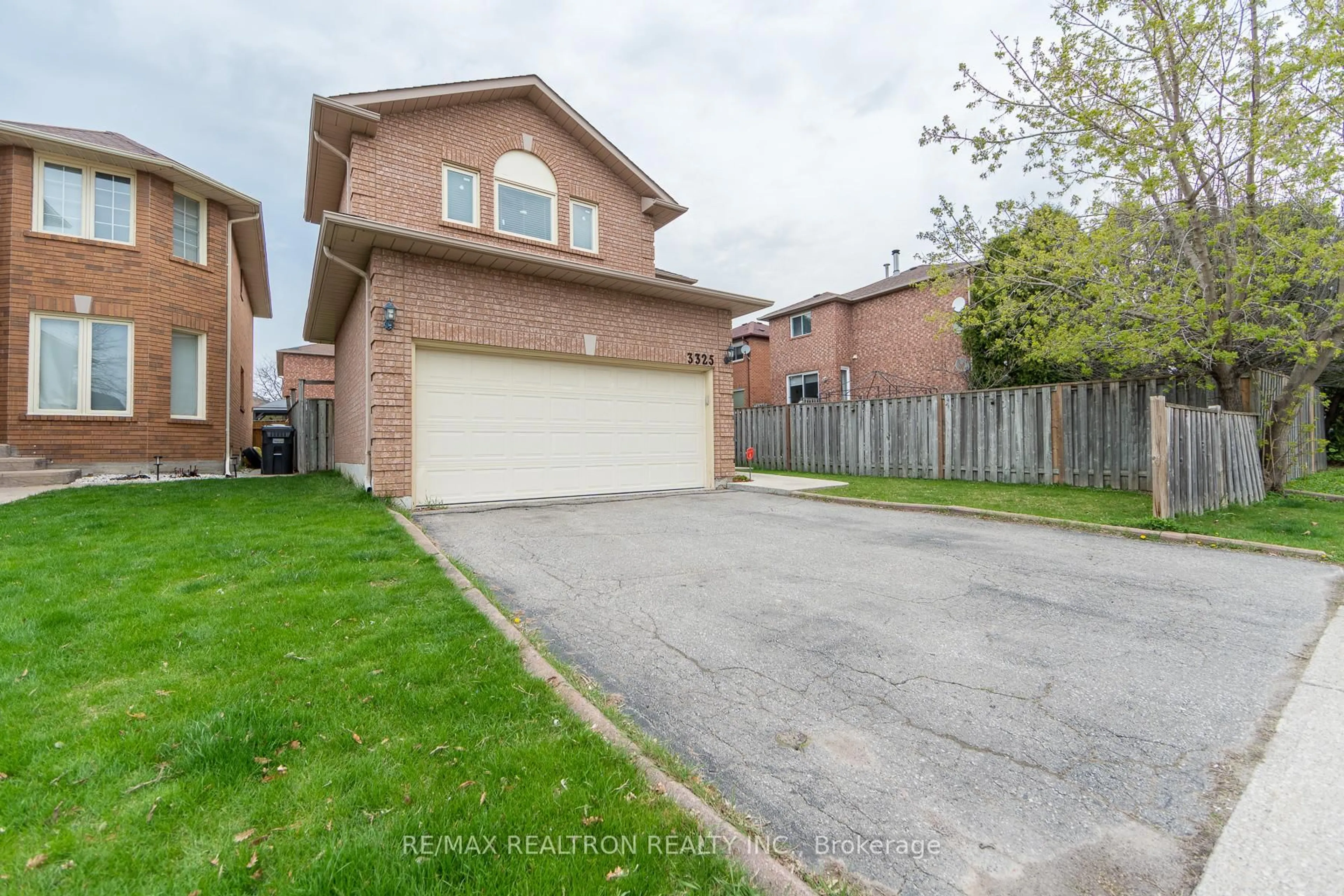 Home with brick exterior material, street for 3325 Nutcracker Dr, Mississauga Ontario L5N 6E5