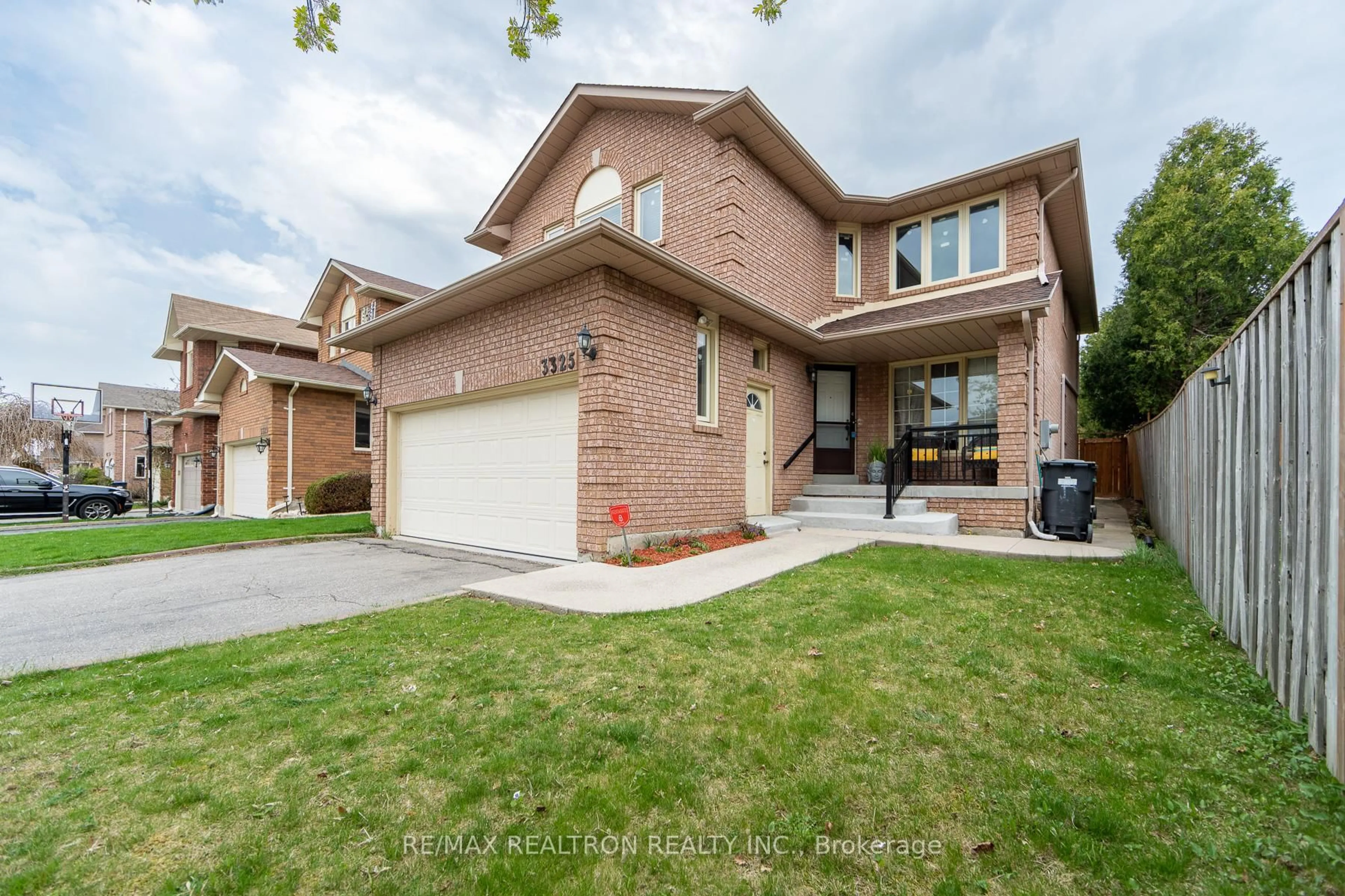 Home with brick exterior material, street for 3325 Nutcracker Dr, Mississauga Ontario L5N 6E5