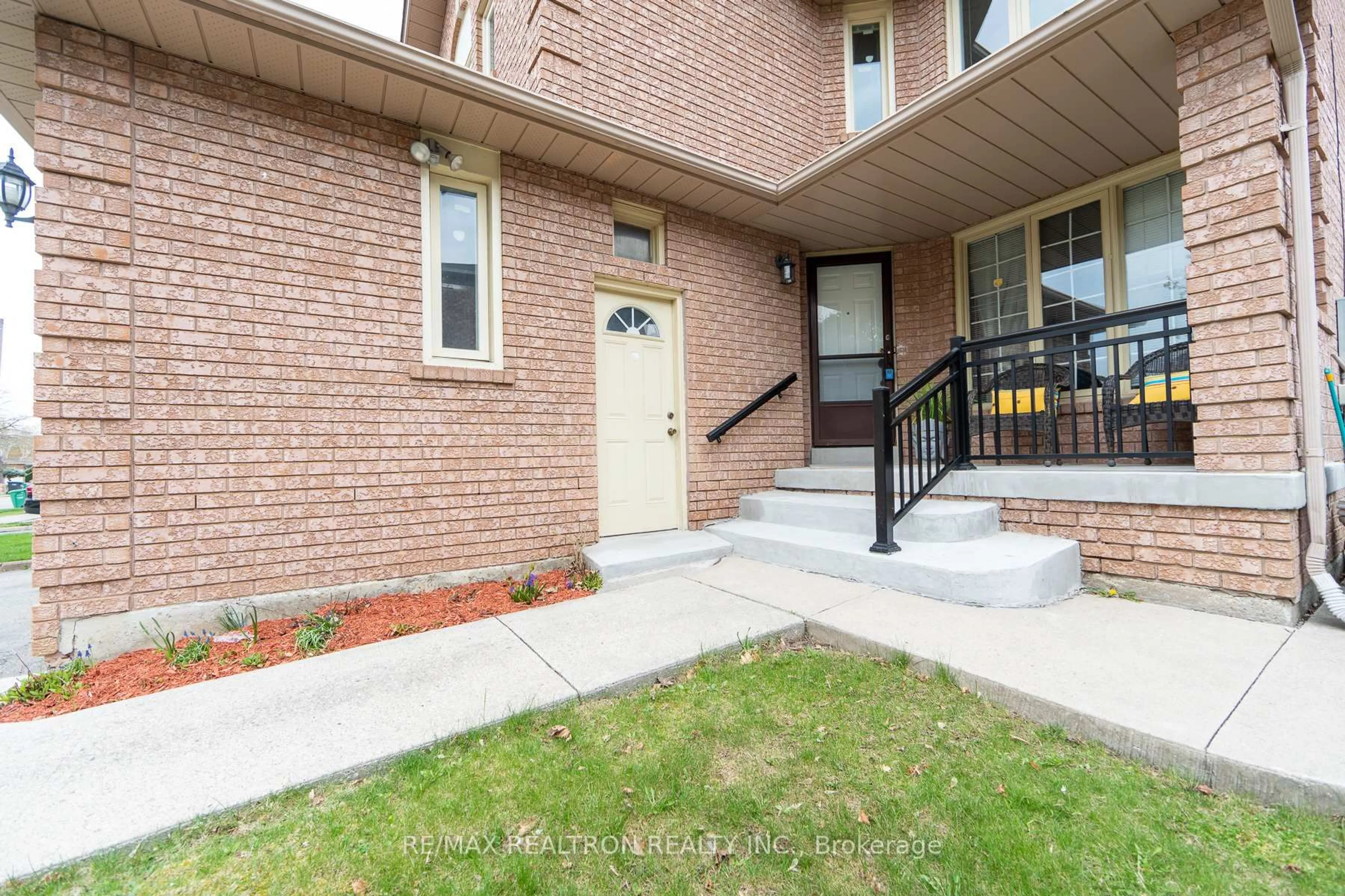Home with brick exterior material, street for 3325 Nutcracker Dr, Mississauga Ontario L5N 6E5
