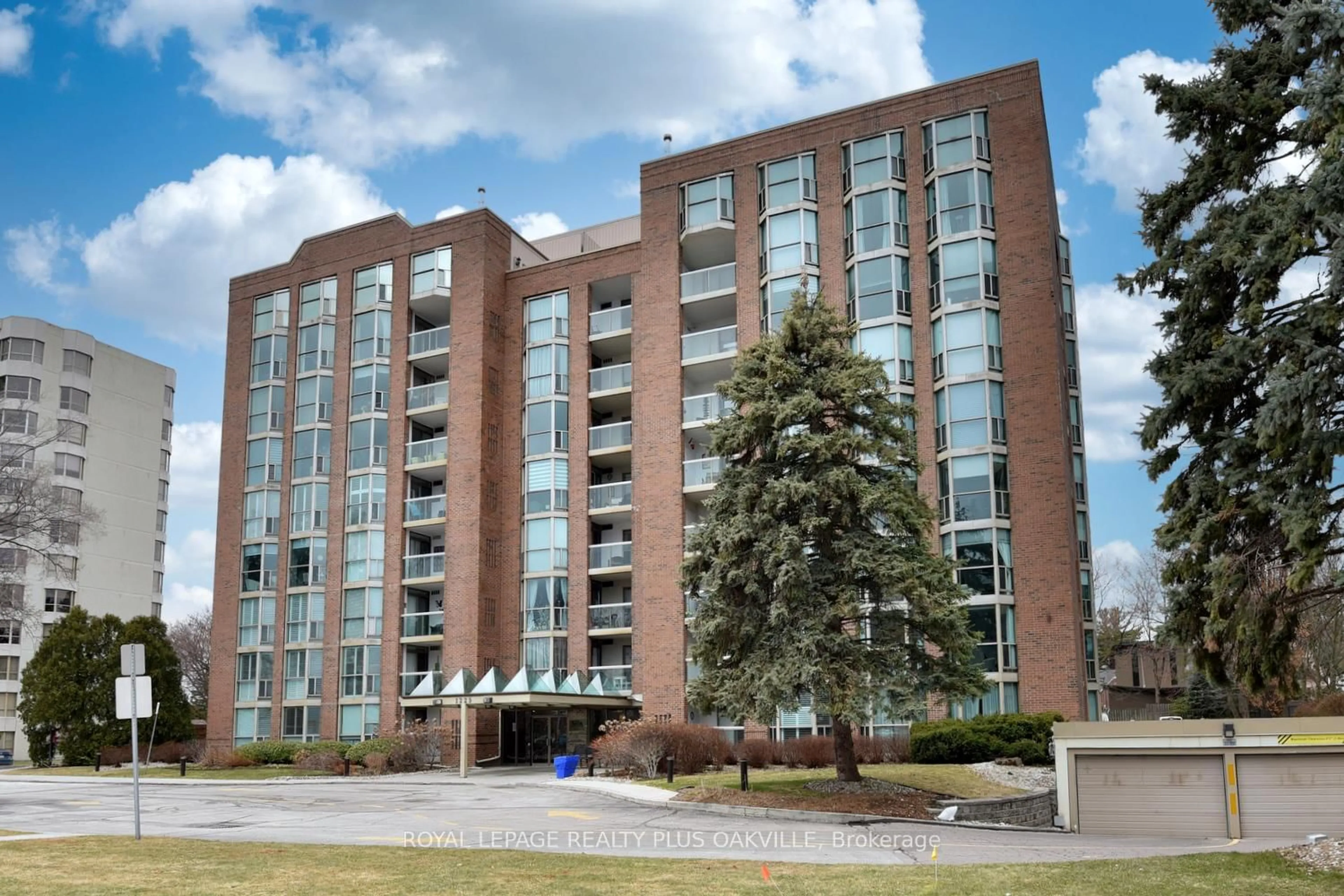 Indoor foyer for 1225 North Shore Blvd #404, Burlington Ontario L7S 1Z6