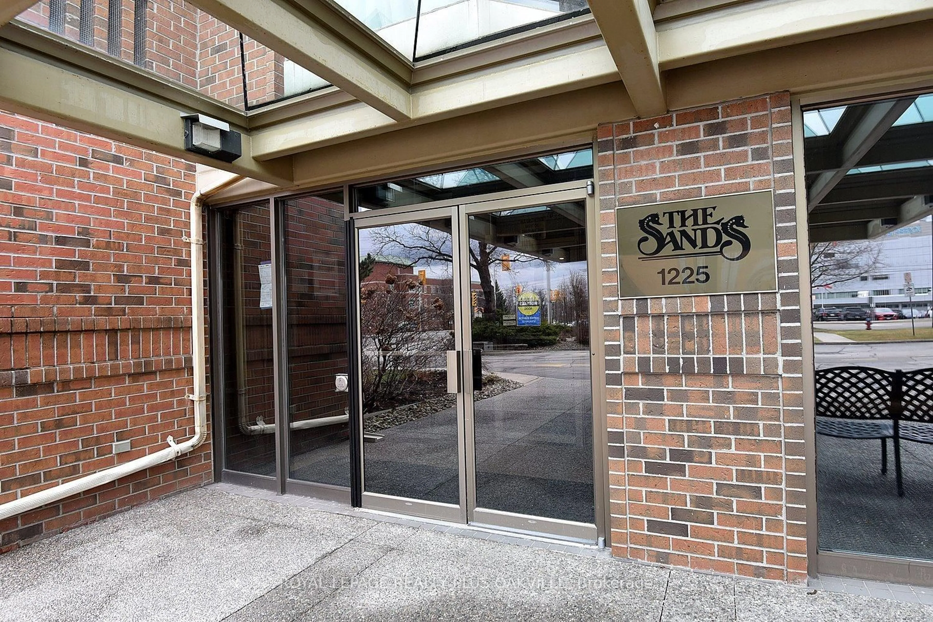 Indoor foyer for 1225 North Shore Blvd #404, Burlington Ontario L7S 1Z6