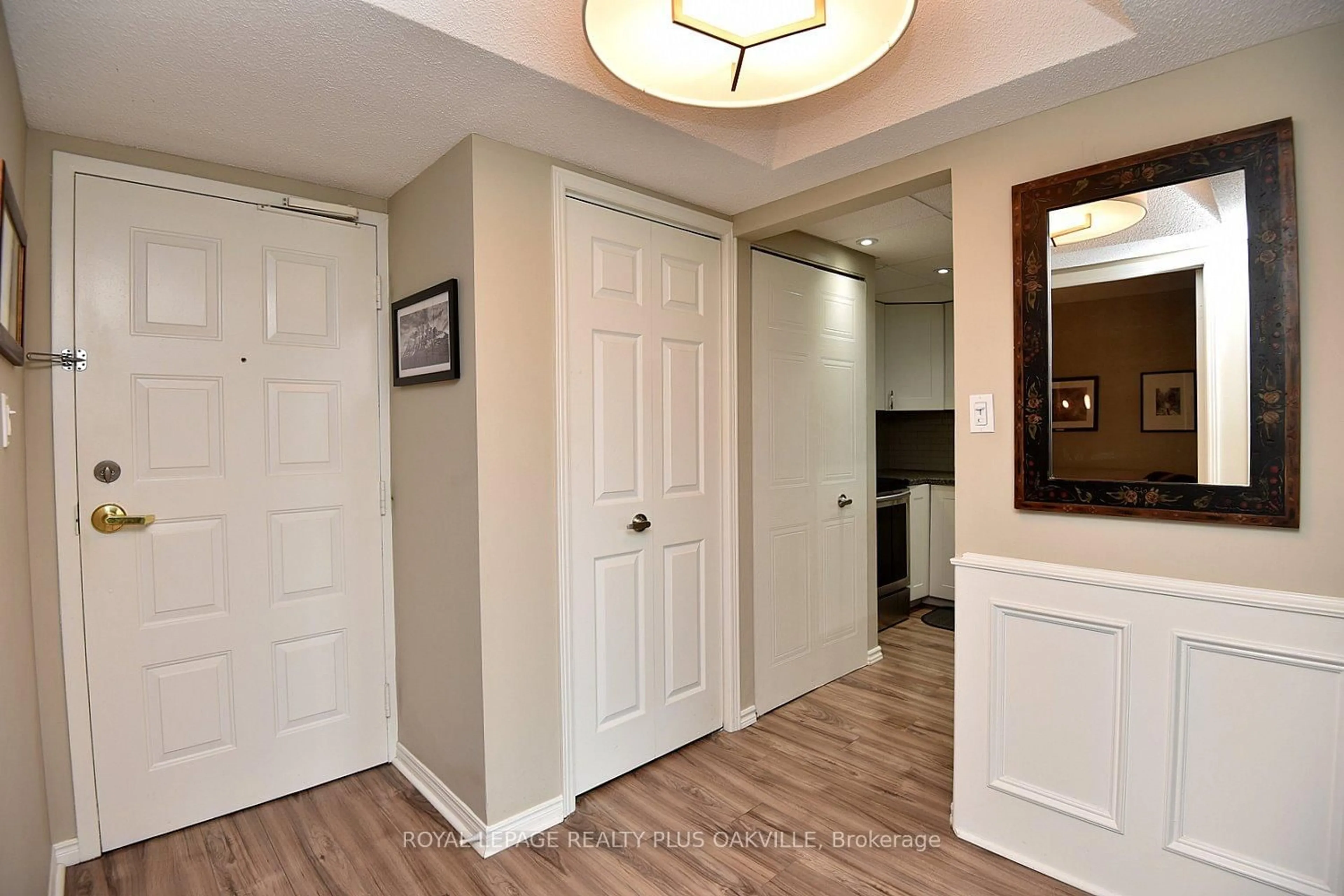 Indoor entryway for 1225 North Shore Blvd #404, Burlington Ontario L7S 1Z6