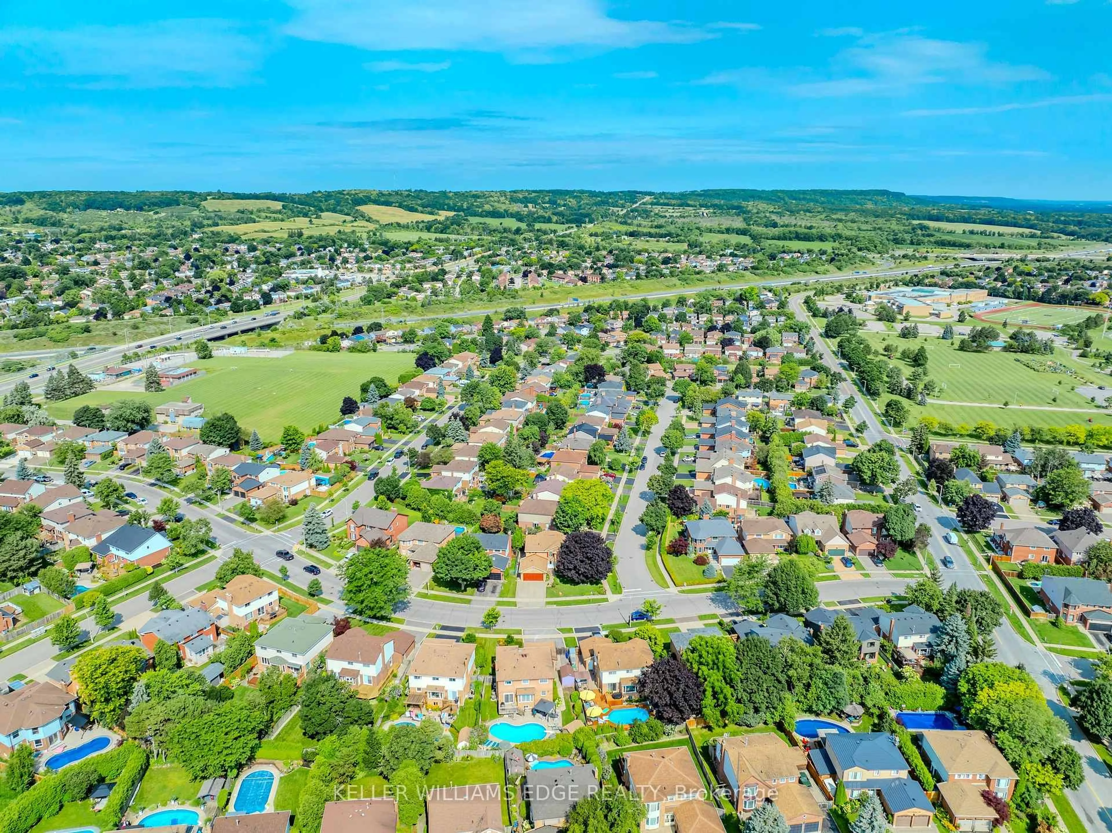 A pic from outside/outdoor area/front of a property/back of a property/a pic from drone, unknown for 3161 Longmeadow Rd, Burlington Ontario L7M 2X6