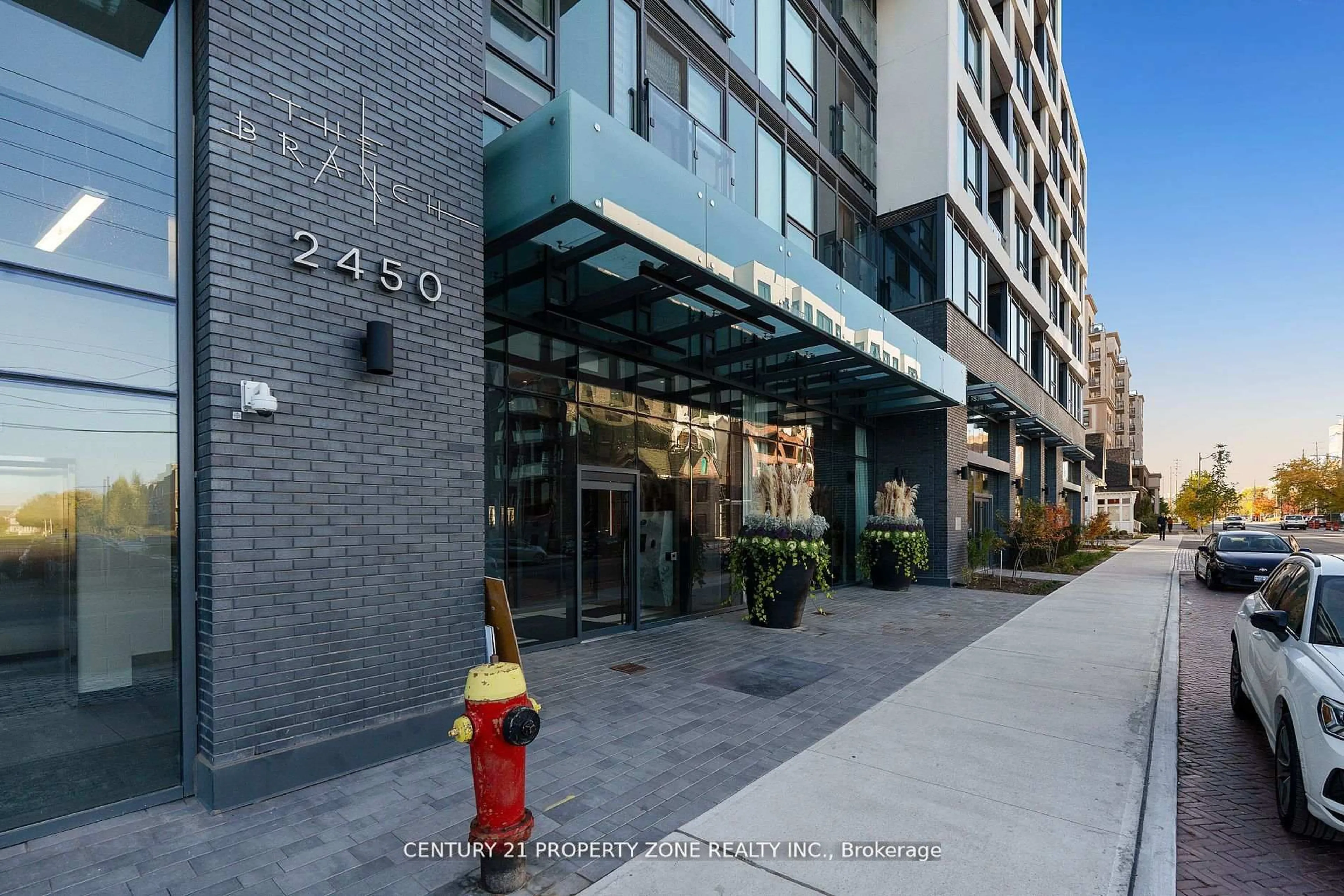 Patio, building for 2450 Old Bronte Rd #811, Oakville Ontario L6M 5P6