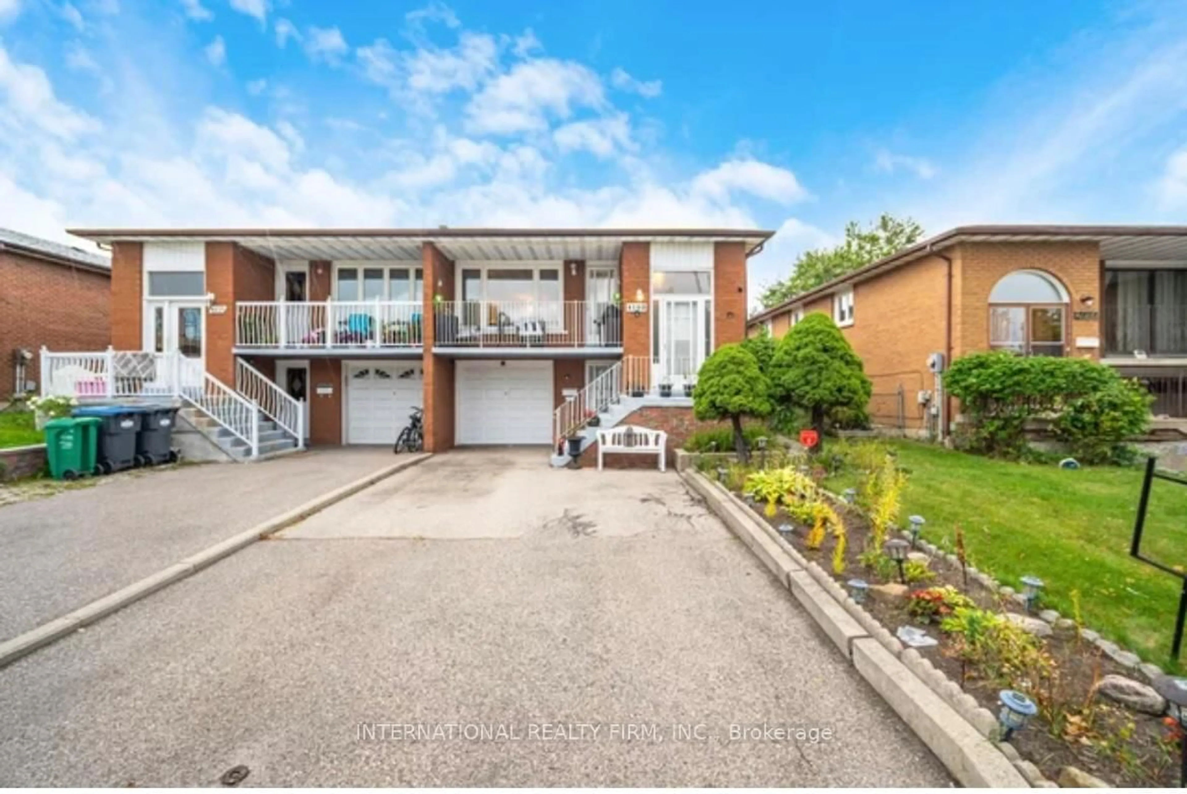A pic from outside/outdoor area/front of a property/back of a property/a pic from drone, street for 4103 Clevedon Dr, Mississauga Ontario L4Z 1J4