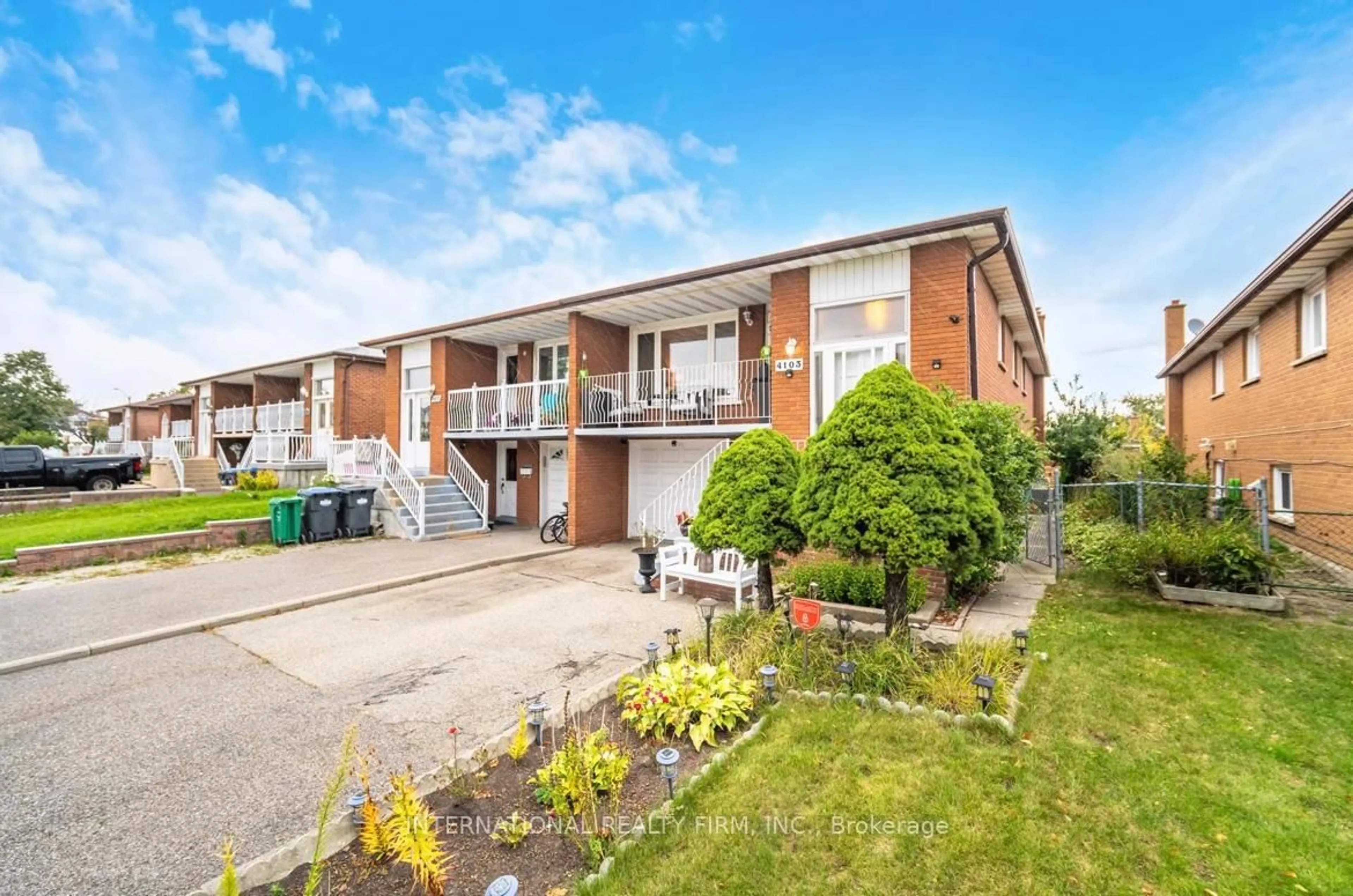A pic from outside/outdoor area/front of a property/back of a property/a pic from drone, building for 4103 Clevedon Dr, Mississauga Ontario L4Z 1J4