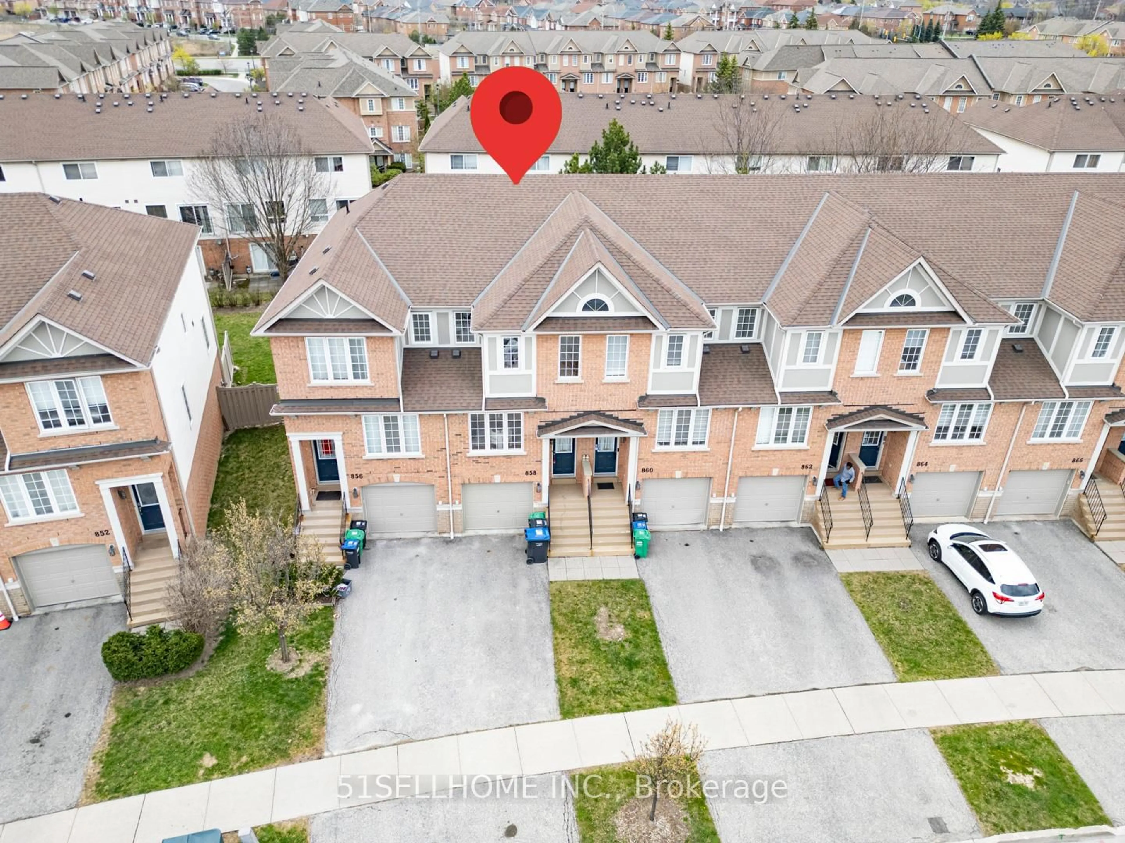 A pic from outside/outdoor area/front of a property/back of a property/a pic from drone, street for 858 Scollard Crt, Mississauga Ontario L5V 2R5