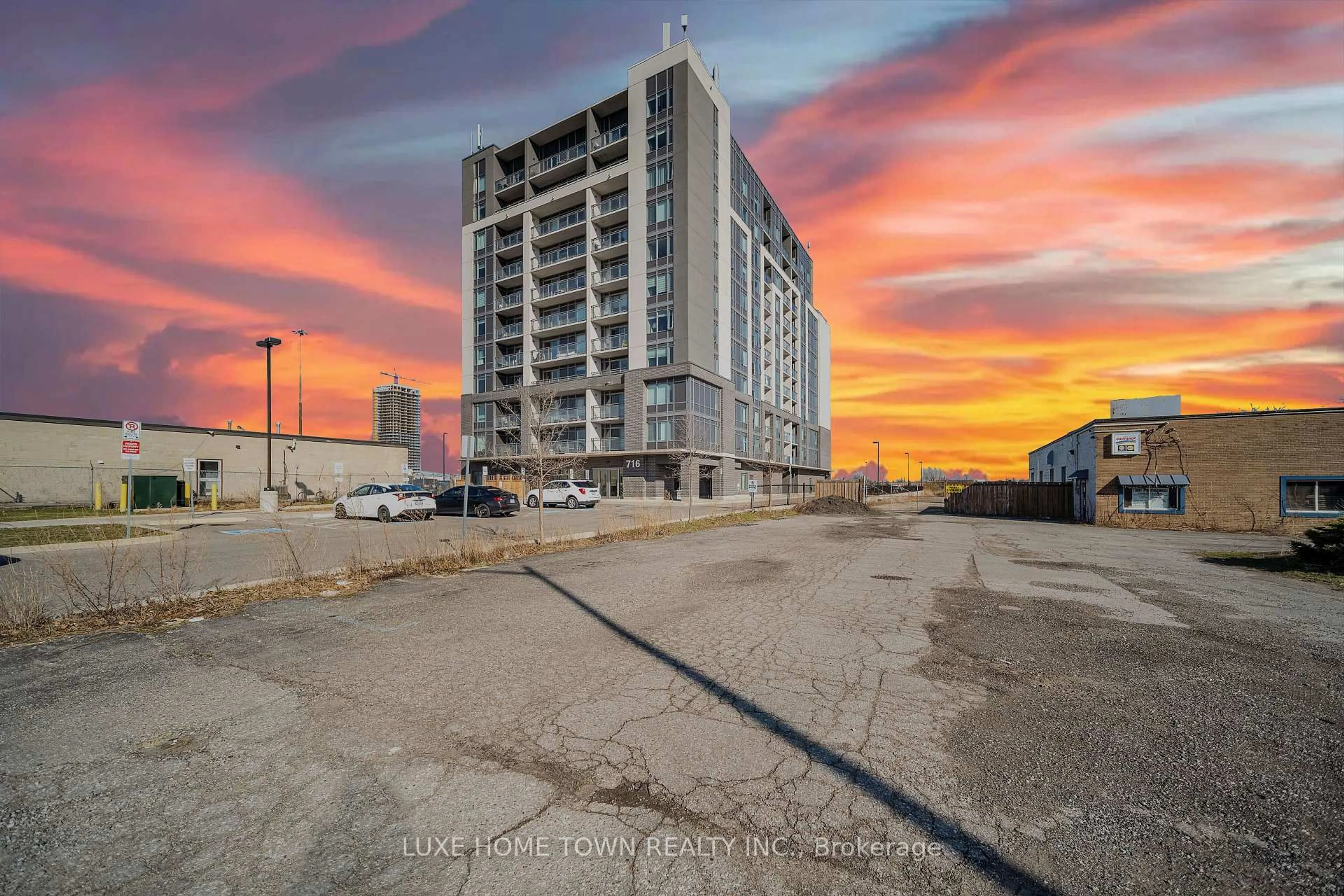 A pic from outside/outdoor area/front of a property/back of a property/a pic from drone, building for 716 Main St #801, Milton Ontario L9T 9L9