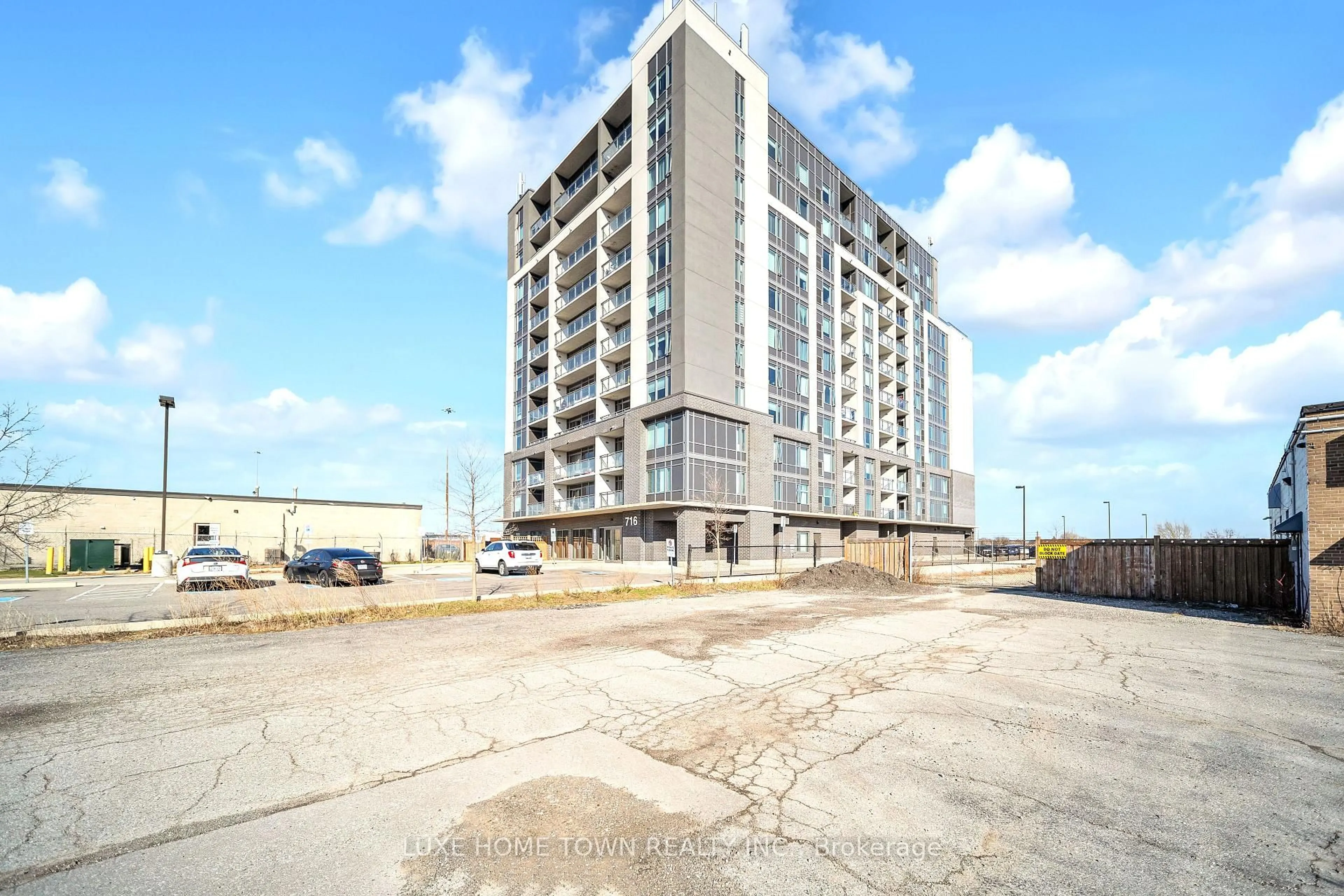 A pic from outside/outdoor area/front of a property/back of a property/a pic from drone, building for 716 Main St #801, Milton Ontario L9T 9L9