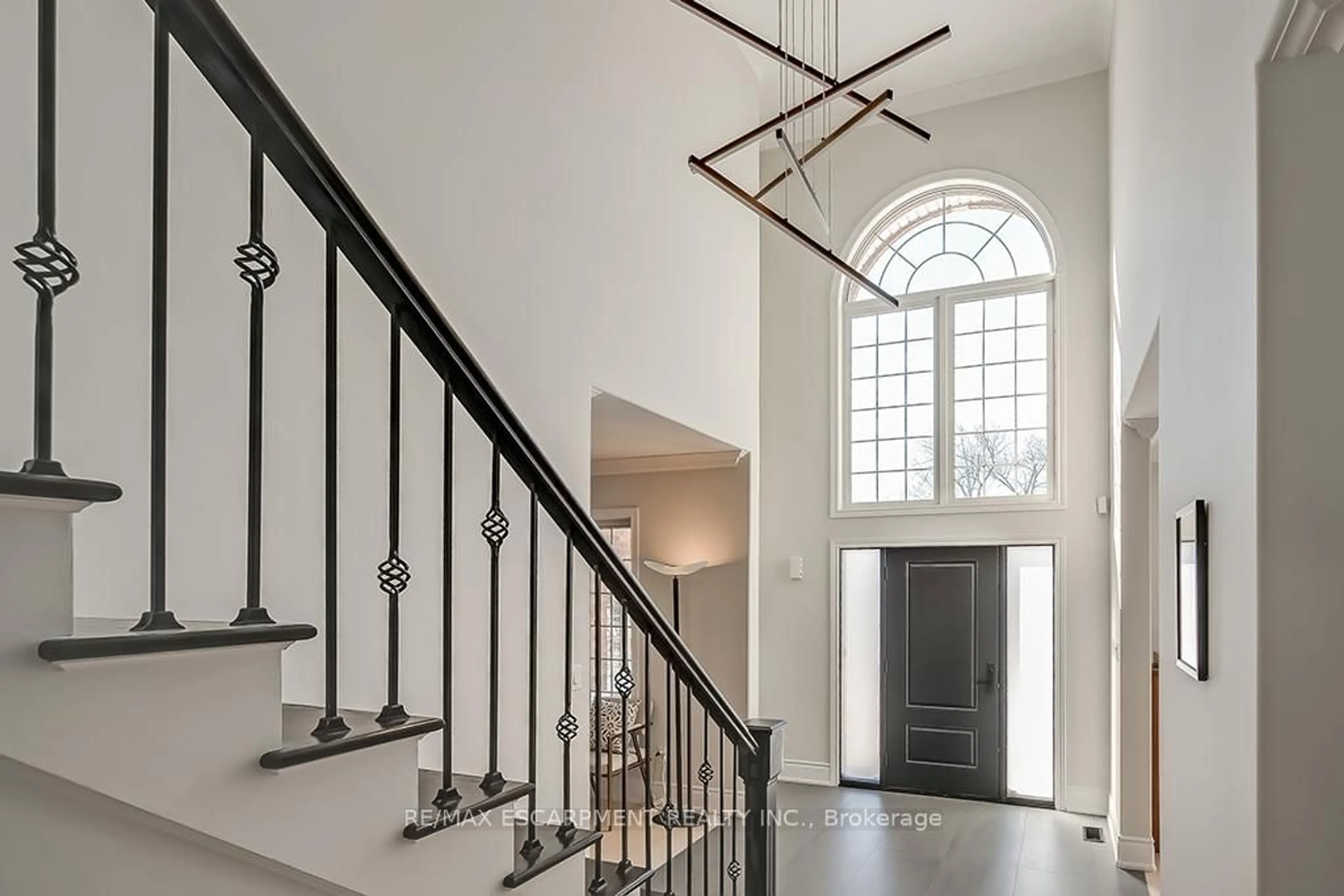 Indoor foyer for 291 Glen Afton Dr, Burlington Ontario L7L 1G8