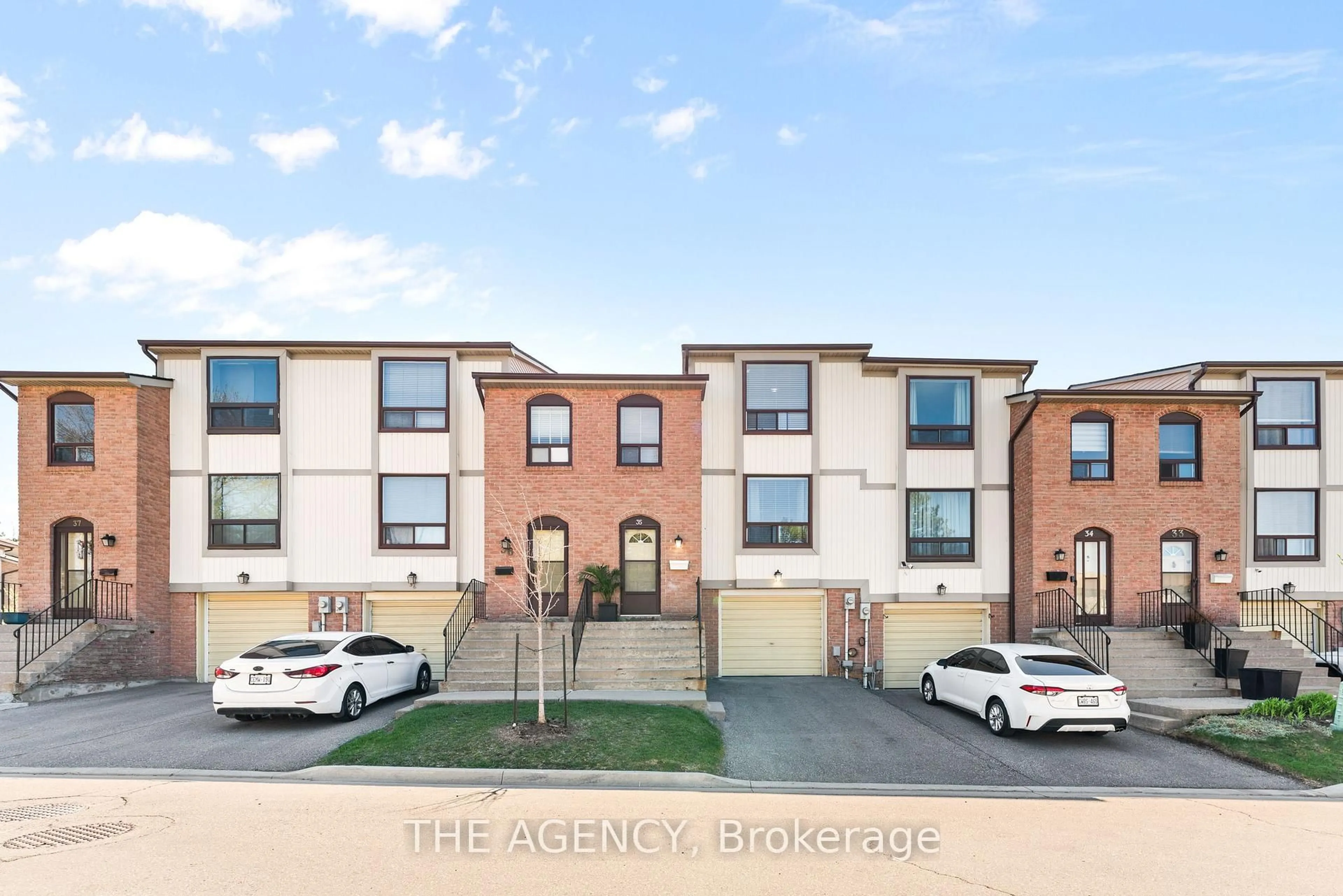 A pic from outside/outdoor area/front of a property/back of a property/a pic from drone, street for 35 McMullen Cres #35, Brampton Ontario L6S 3M2