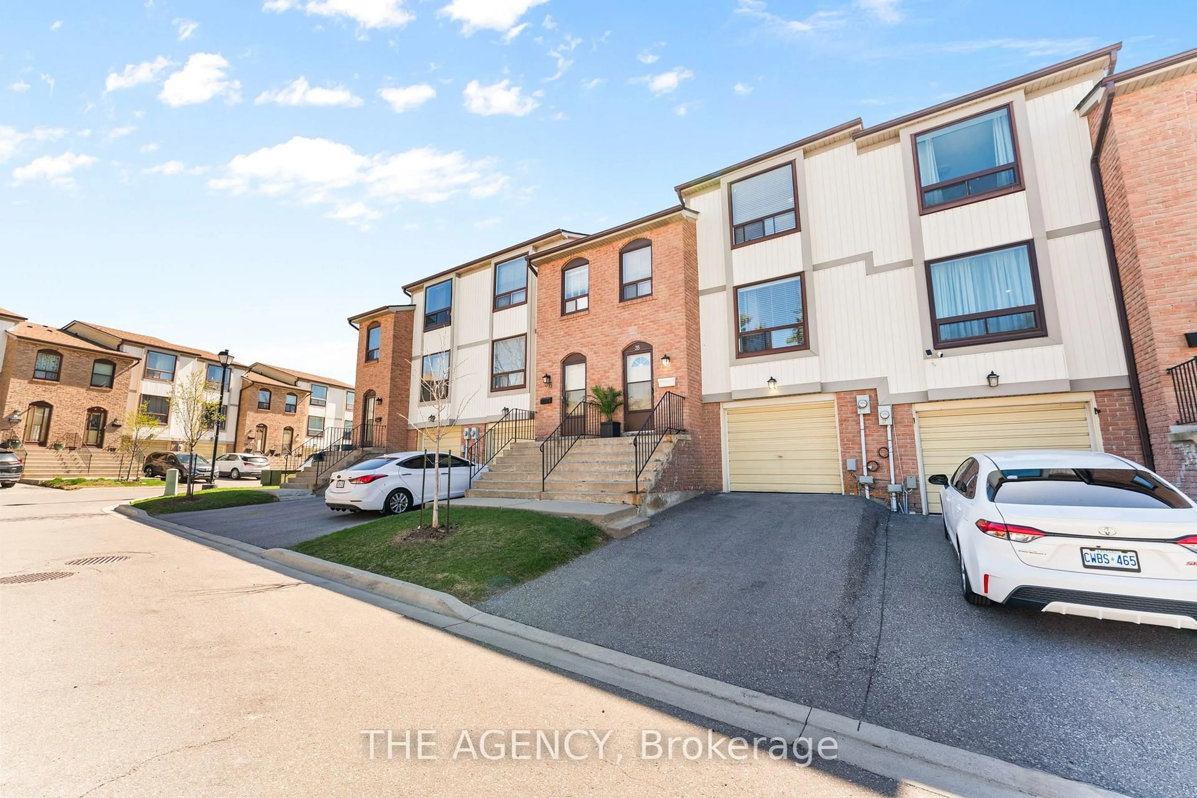 A pic from outside/outdoor area/front of a property/back of a property/a pic from drone, street for 35 McMullen Cres #35, Brampton Ontario L6S 3M2