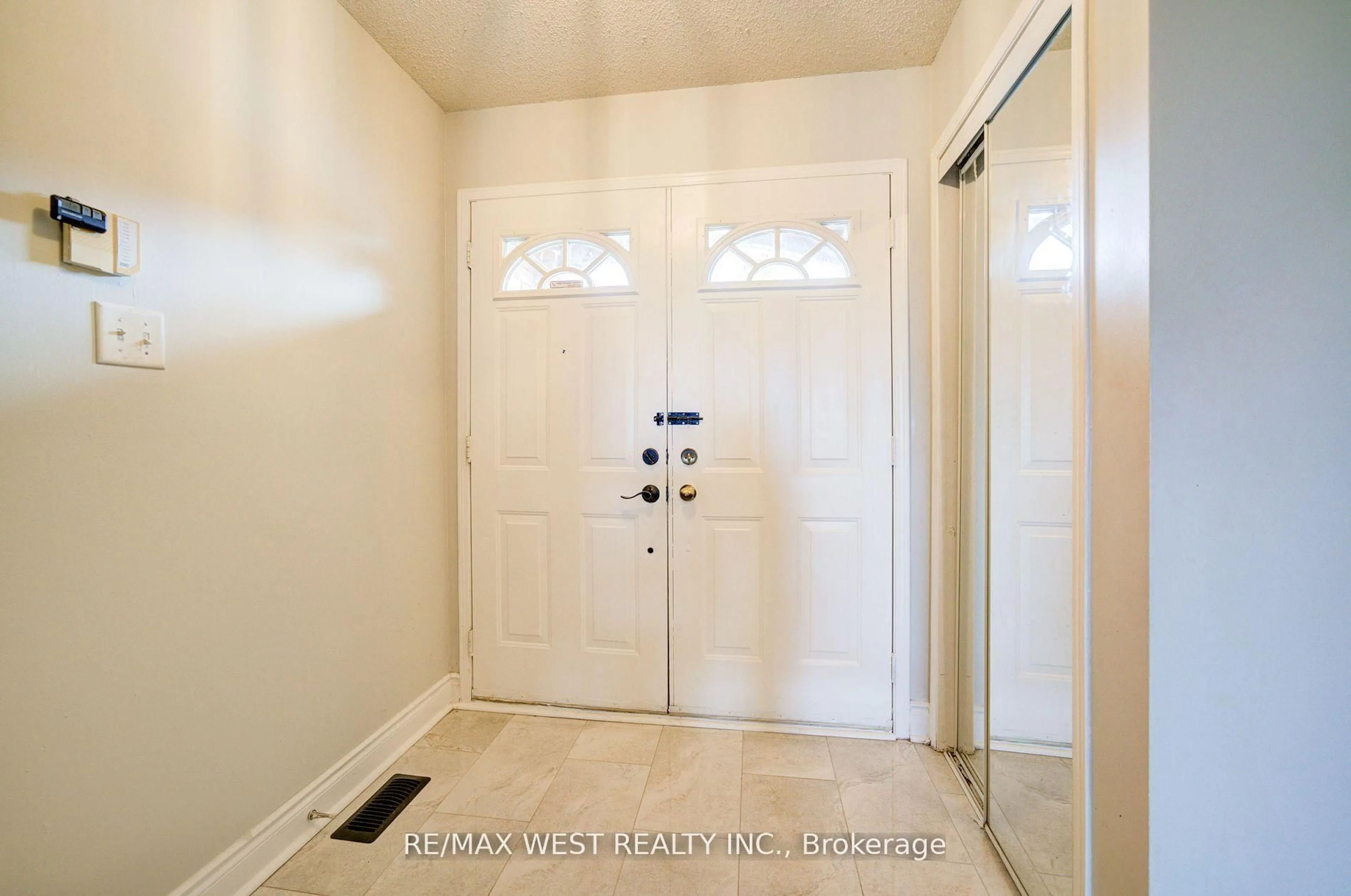Indoor entryway for 100 Brickyard Way #14, Brampton Ontario L6V 4L9