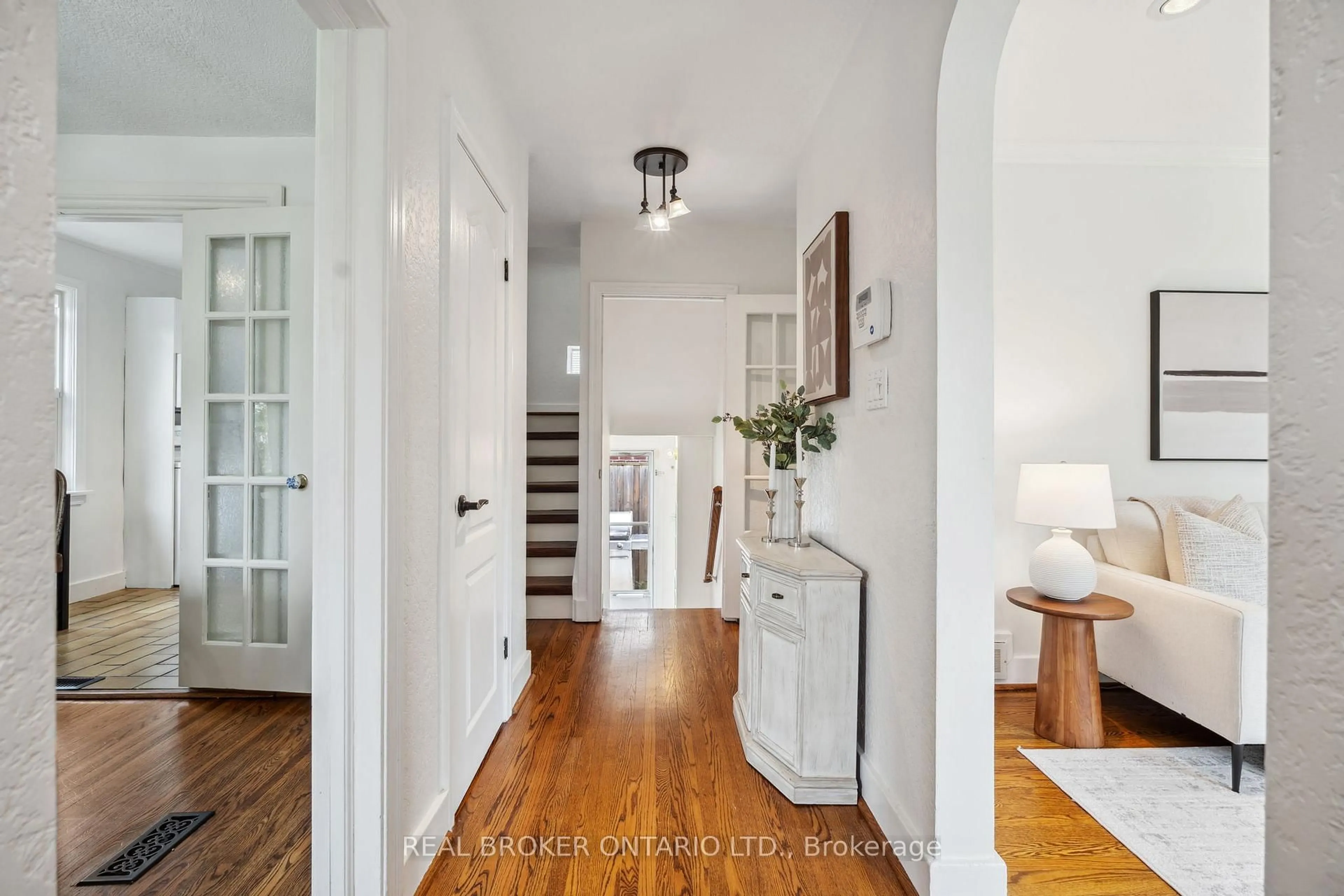 Indoor entryway for 41 Tyre Ave, Toronto Ontario M9B 1R4