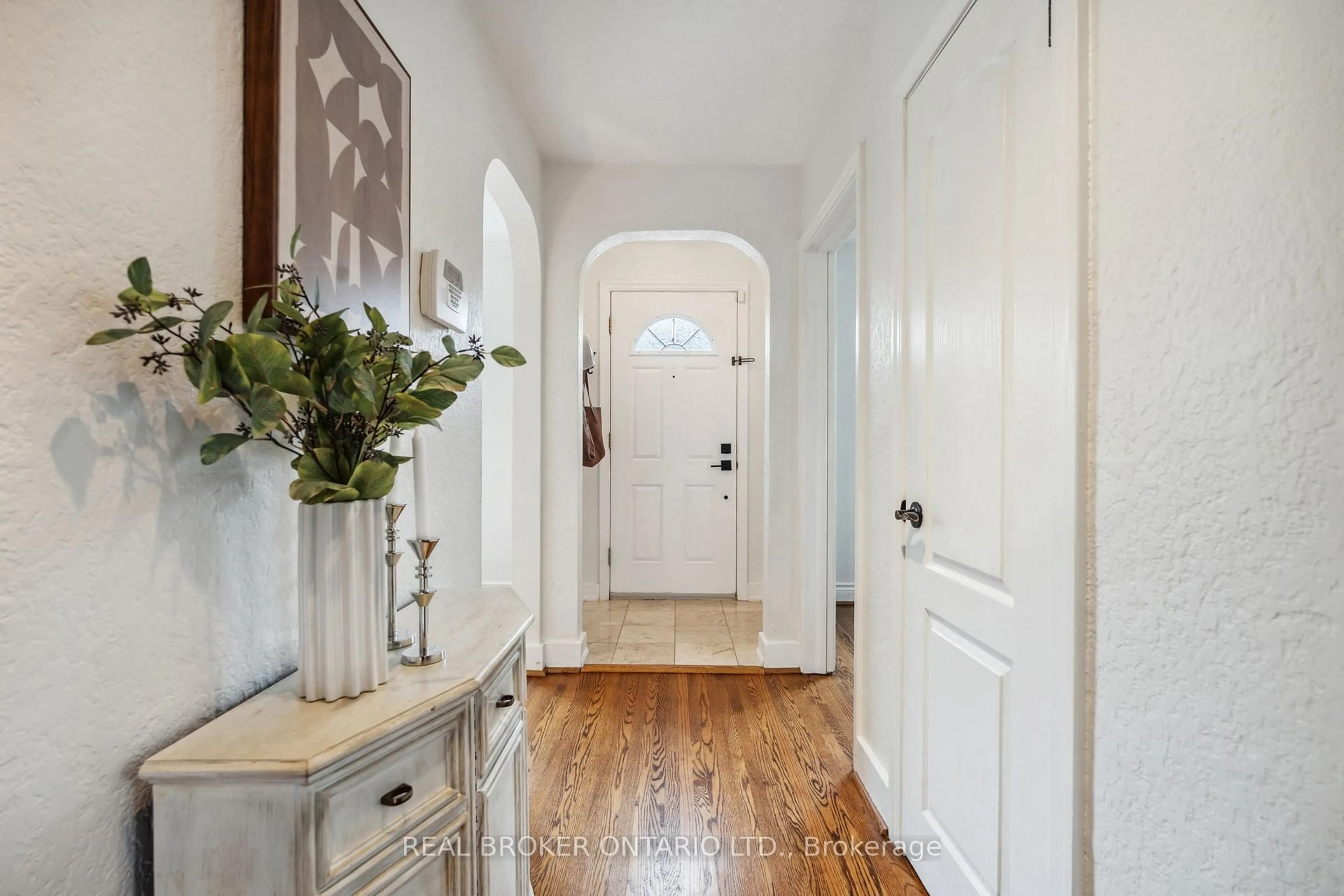 Indoor entryway for 41 Tyre Ave, Toronto Ontario M9B 1R4