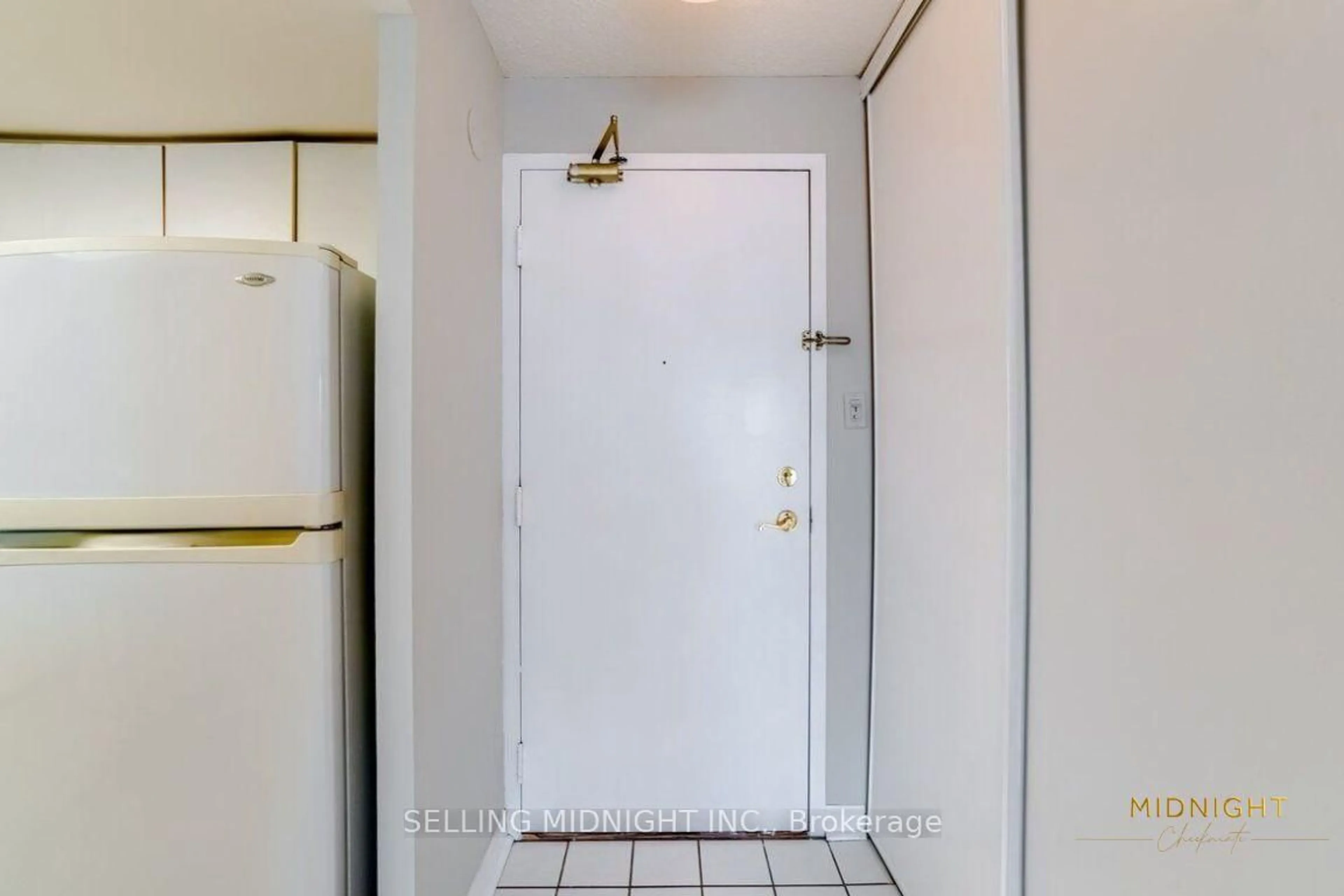 Indoor entryway for 4460 Tucana Crt #1605, Mississauga Ontario L5R 3K9