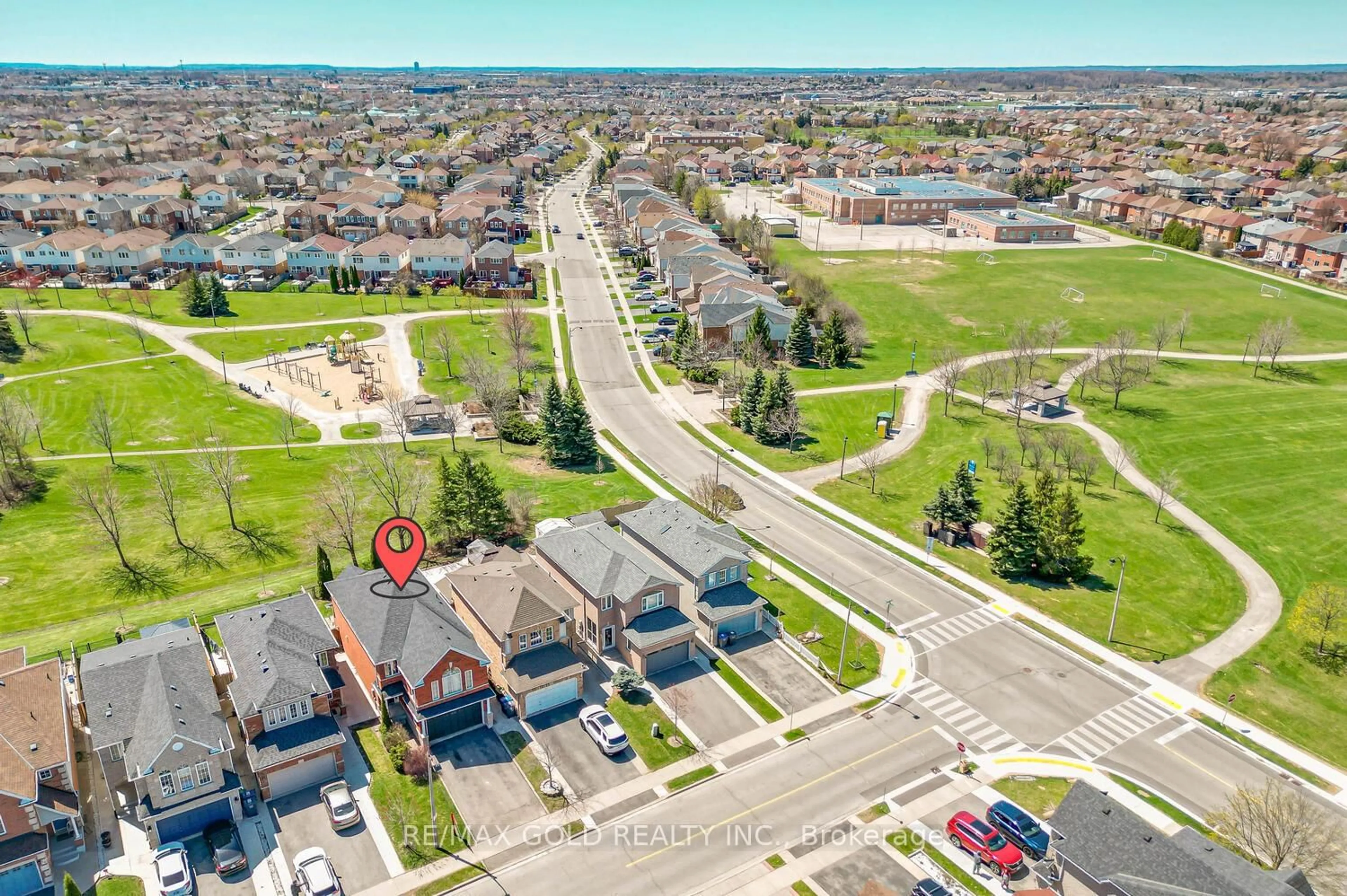 A pic from outside/outdoor area/front of a property/back of a property/a pic from drone, street for 8 Willow Park Dr, Brampton Ontario L6R 2M9