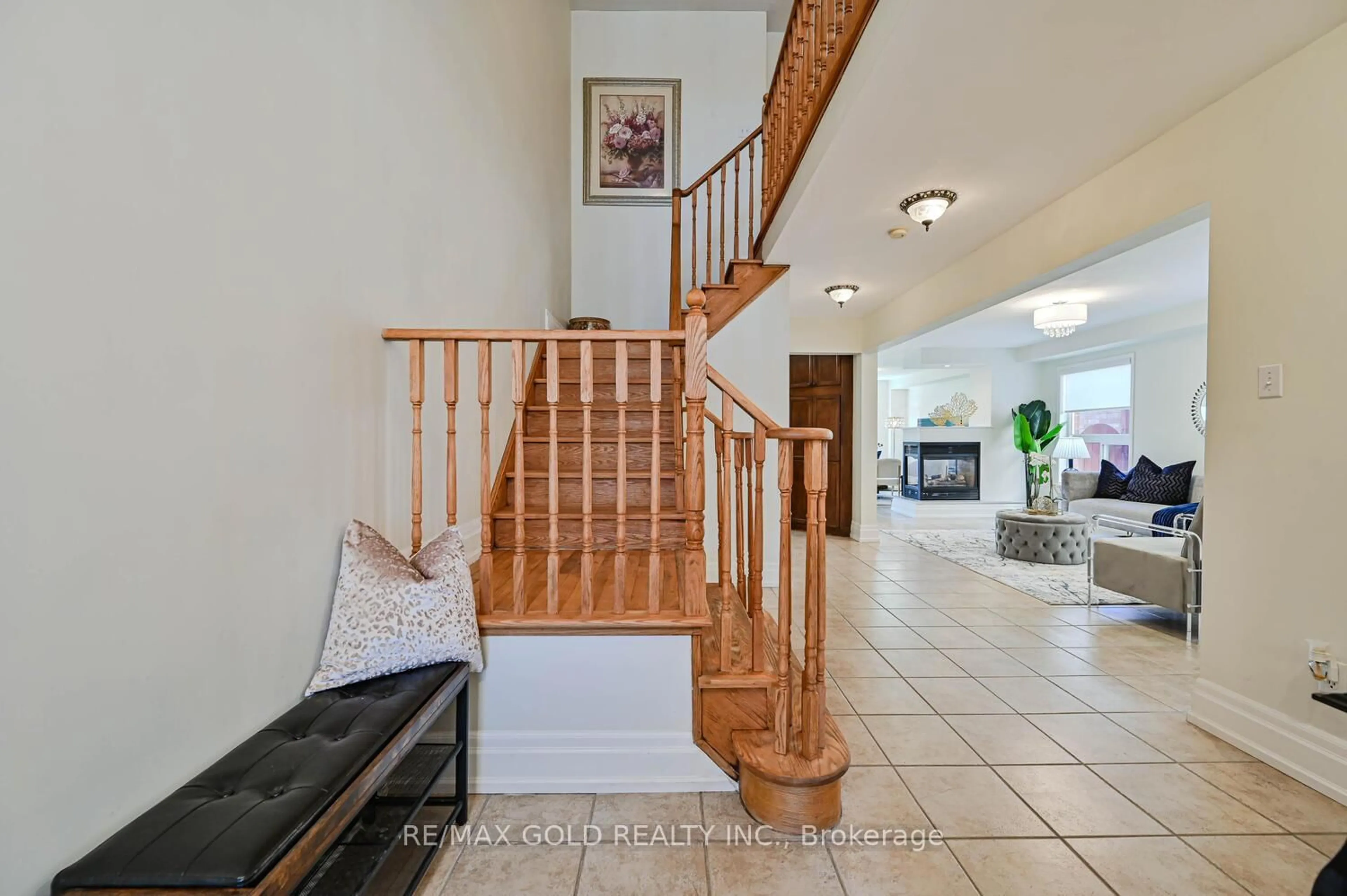 Indoor foyer for 8 Willow Park Dr, Brampton Ontario L6R 2M9