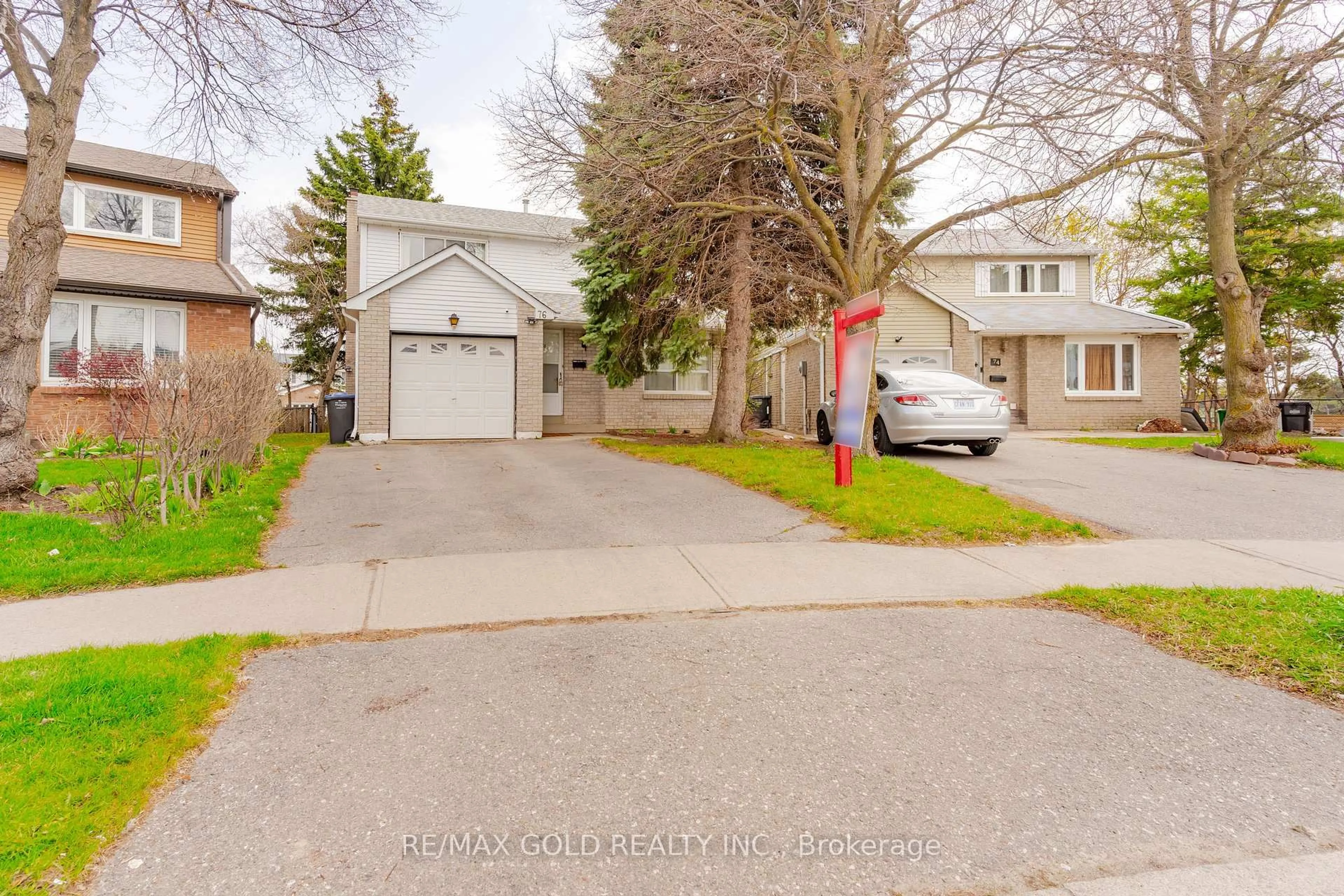A pic from outside/outdoor area/front of a property/back of a property/a pic from drone, street for 76 Mayfair Cres, Brampton Ontario L6S 3N4