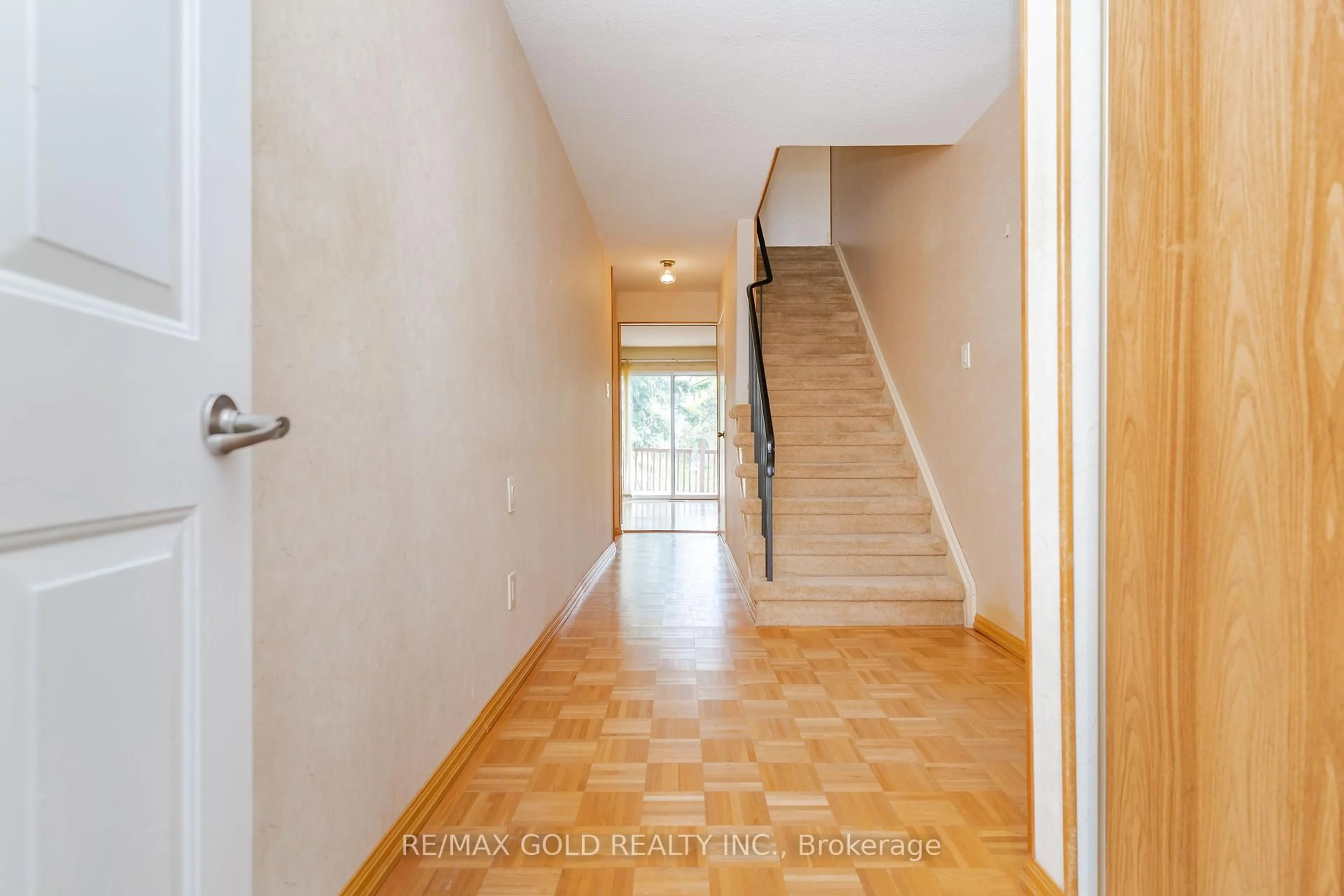 Indoor entryway for 76 Mayfair Cres, Brampton Ontario L6S 3N4
