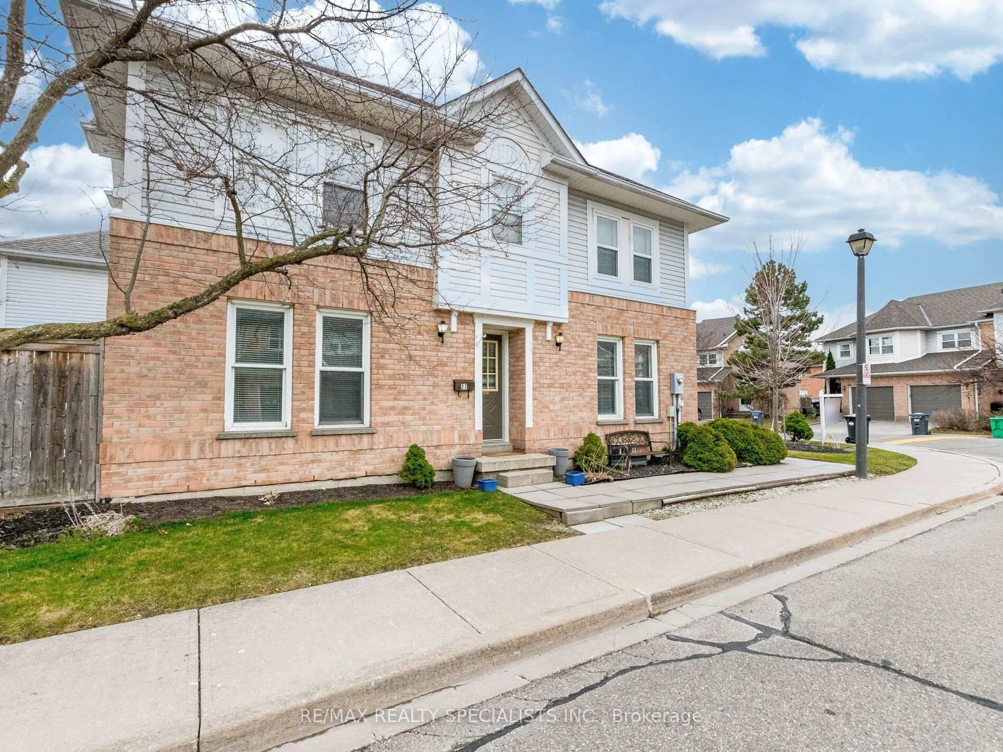Home with brick exterior material, street for 27 Brisbane Crt, Brampton Ontario L6R 1V4