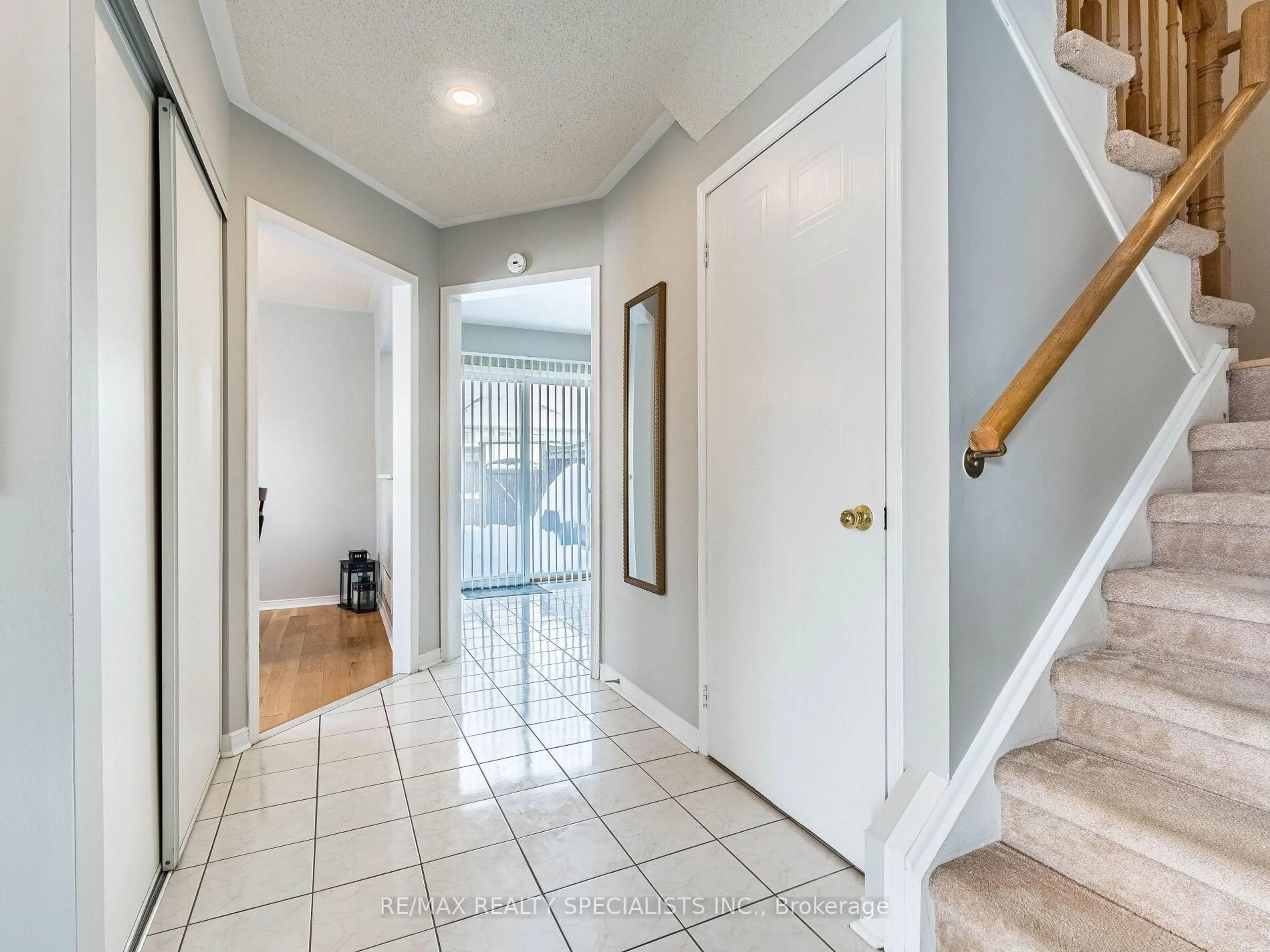 Indoor entryway for 27 Brisbane Crt, Brampton Ontario L6R 1V4