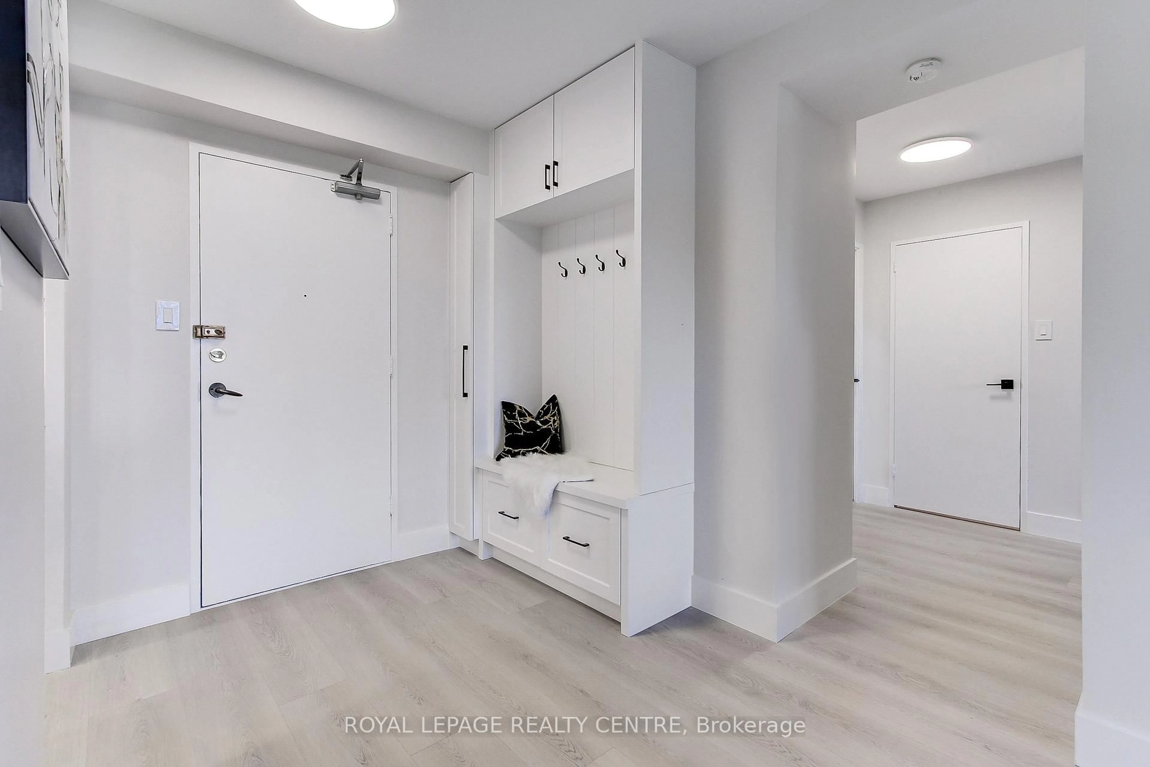 Indoor entryway for 362 The East Mall N/A #304, Toronto Ontario M9B 6C4