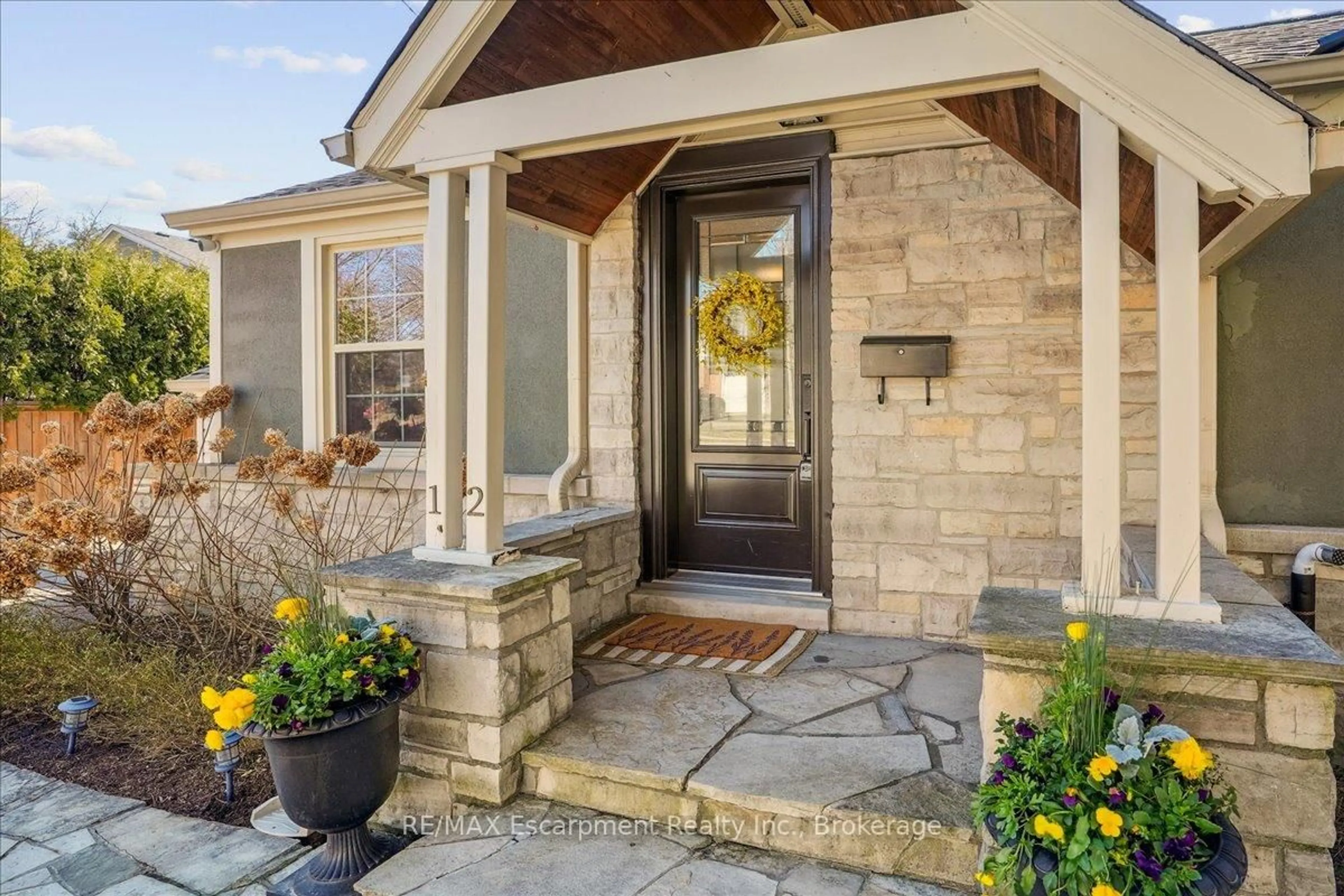Indoor entryway for 12 Washington Ave, Oakville Ontario L6K 1W6