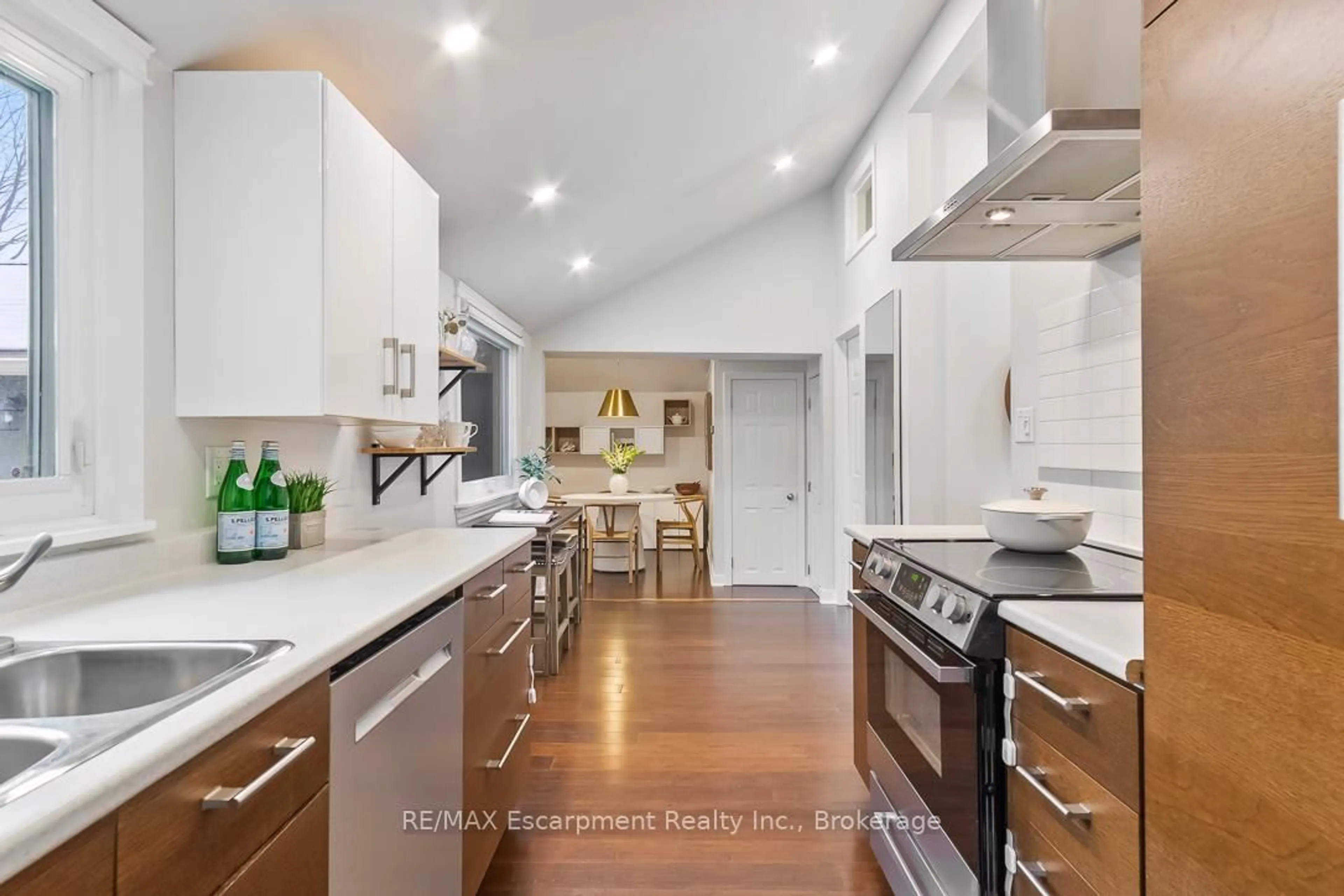 Open concept kitchen, ceramic/tile floor for 12 Washington Ave, Oakville Ontario L6K 1W6