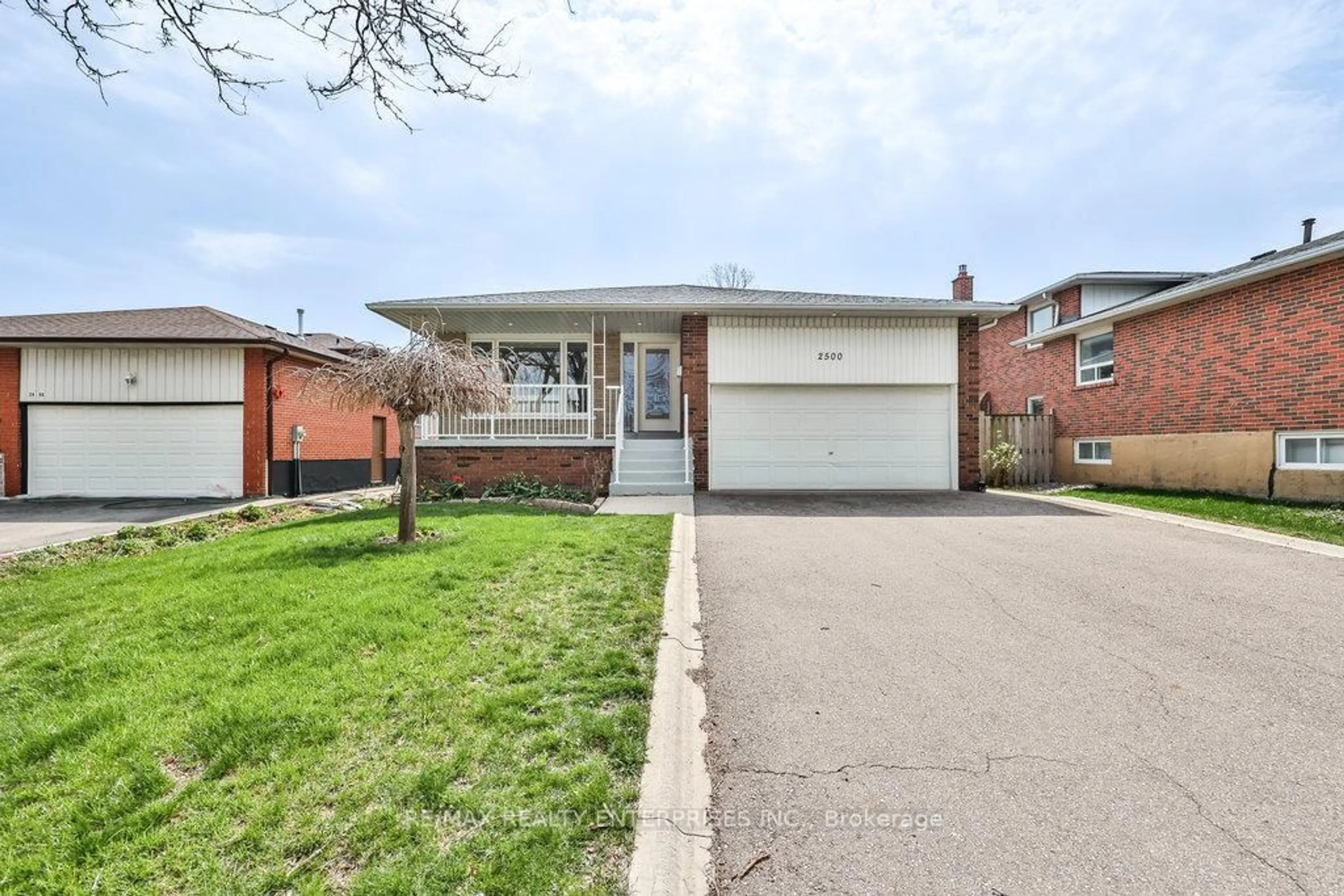 Home with brick exterior material, street for 2500 Poplar Cres, Mississauga Ontario L5J 4H3
