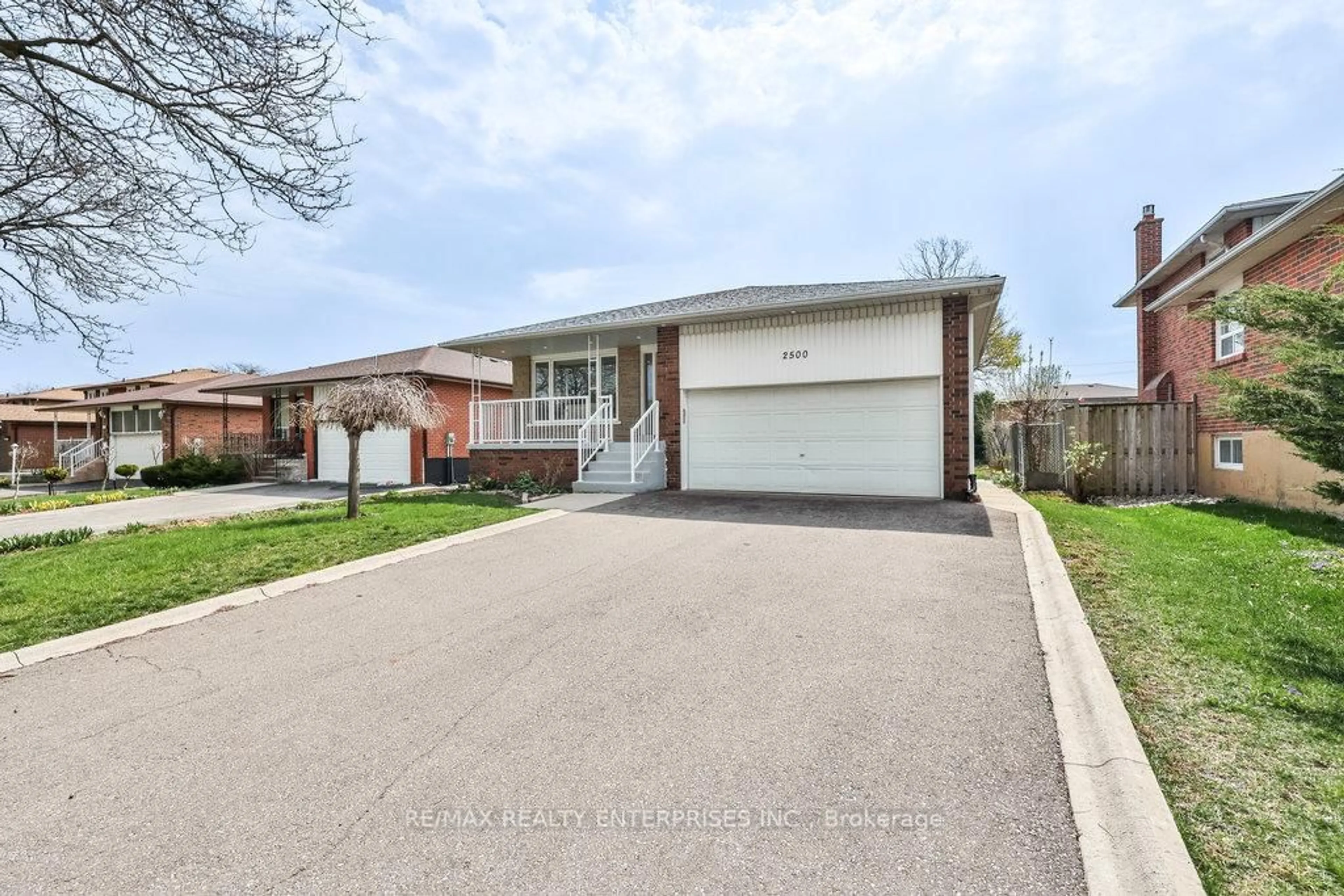 Home with brick exterior material, street for 2500 Poplar Cres, Mississauga Ontario L5J 4H3