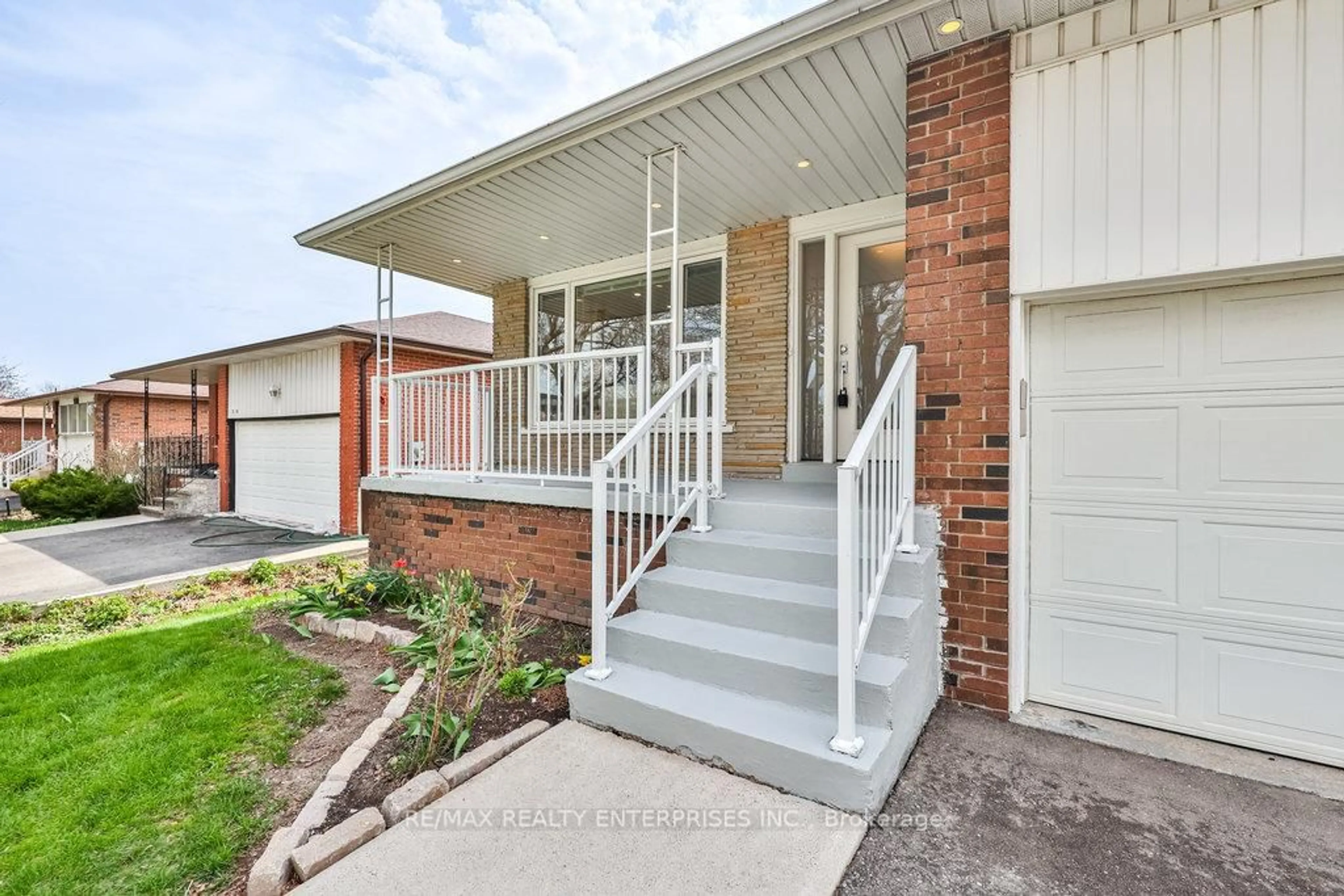 Home with brick exterior material, street for 2500 Poplar Cres, Mississauga Ontario L5J 4H3