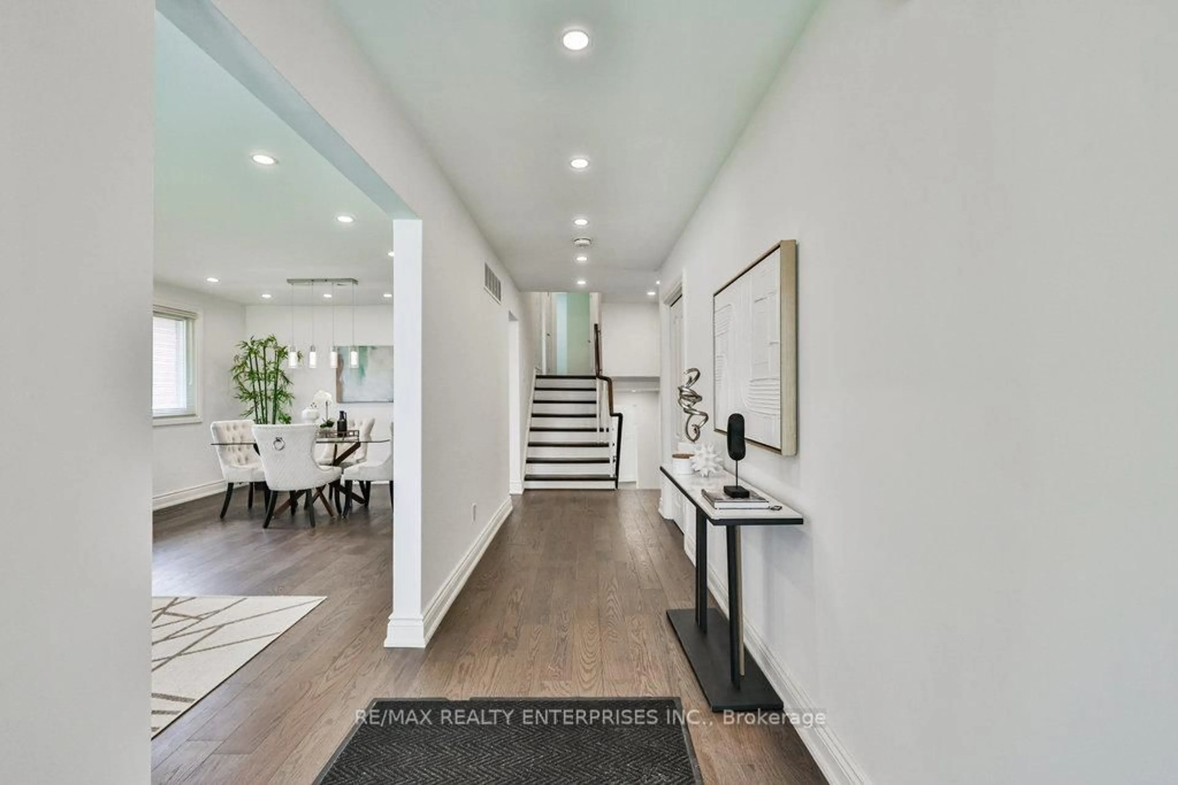 Indoor entryway for 2500 Poplar Cres, Mississauga Ontario L5J 4H3
