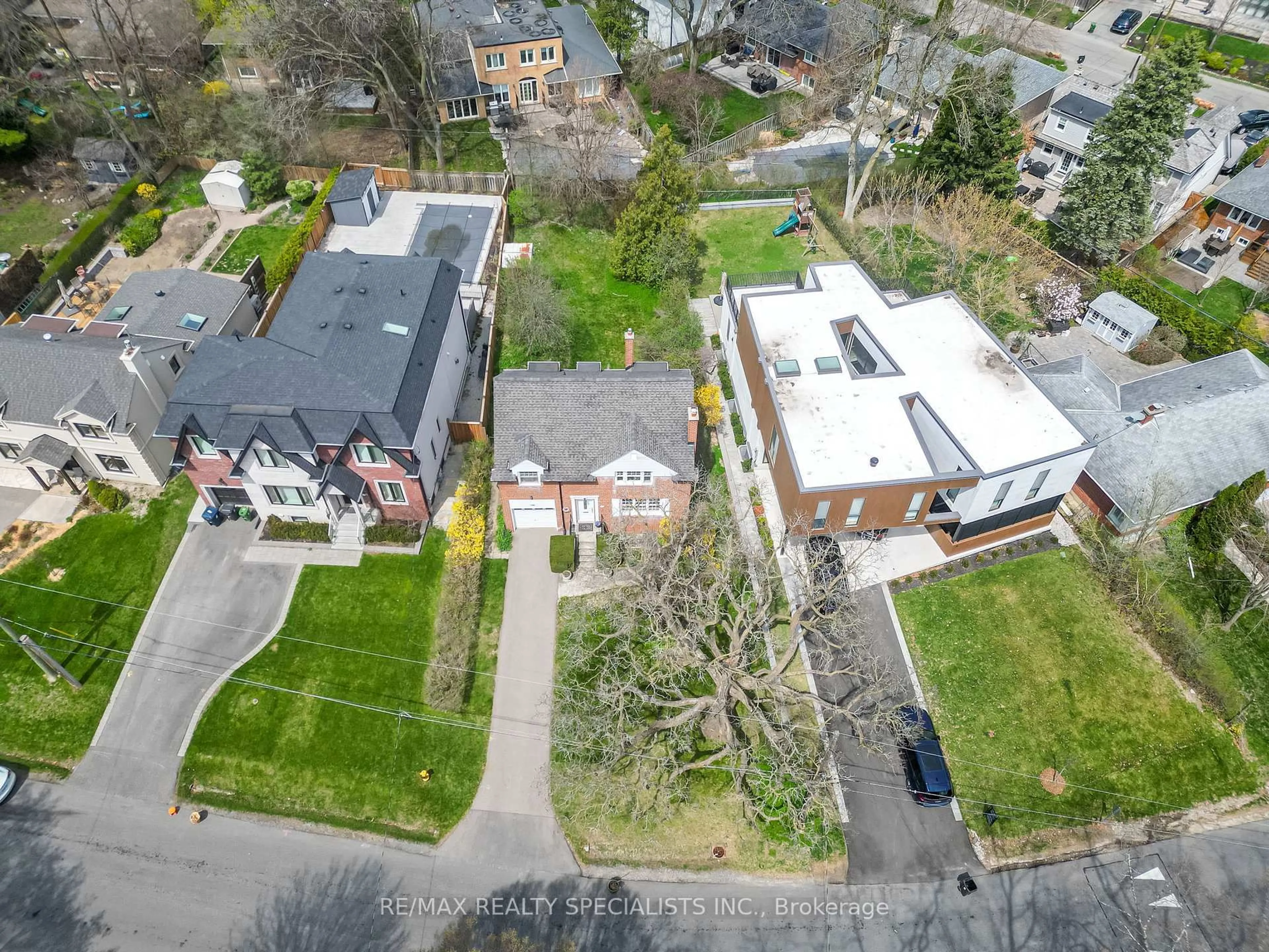 A pic from outside/outdoor area/front of a property/back of a property/a pic from drone, street for 36 South Kingslea Dr, Toronto Ontario M8Y 2A4
