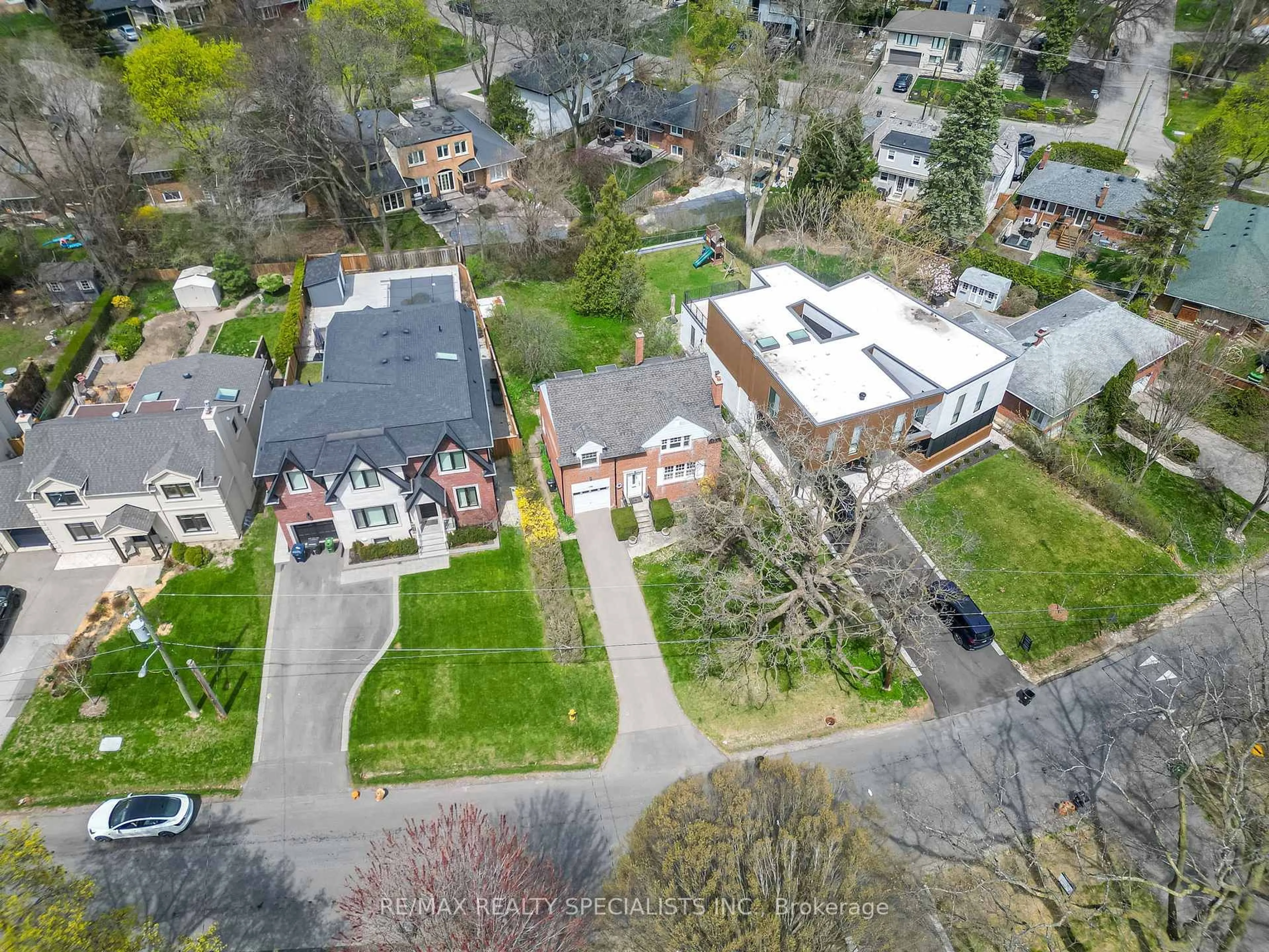 A pic from outside/outdoor area/front of a property/back of a property/a pic from drone, street for 36 South Kingslea Dr, Toronto Ontario M8Y 2A4